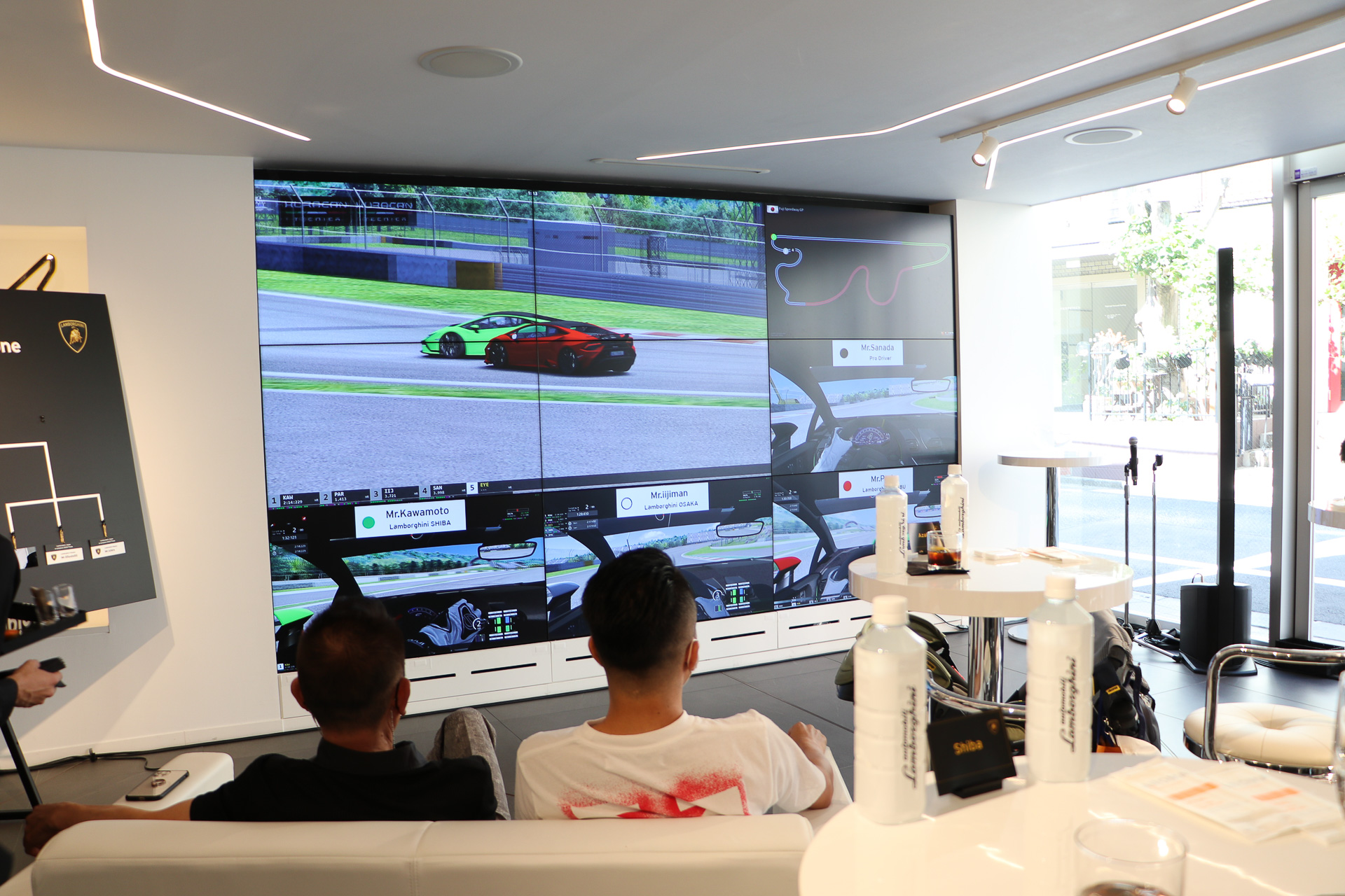 1階のラウンジでは待機中の選手や同伴者がくつろぎながらレースを観戦