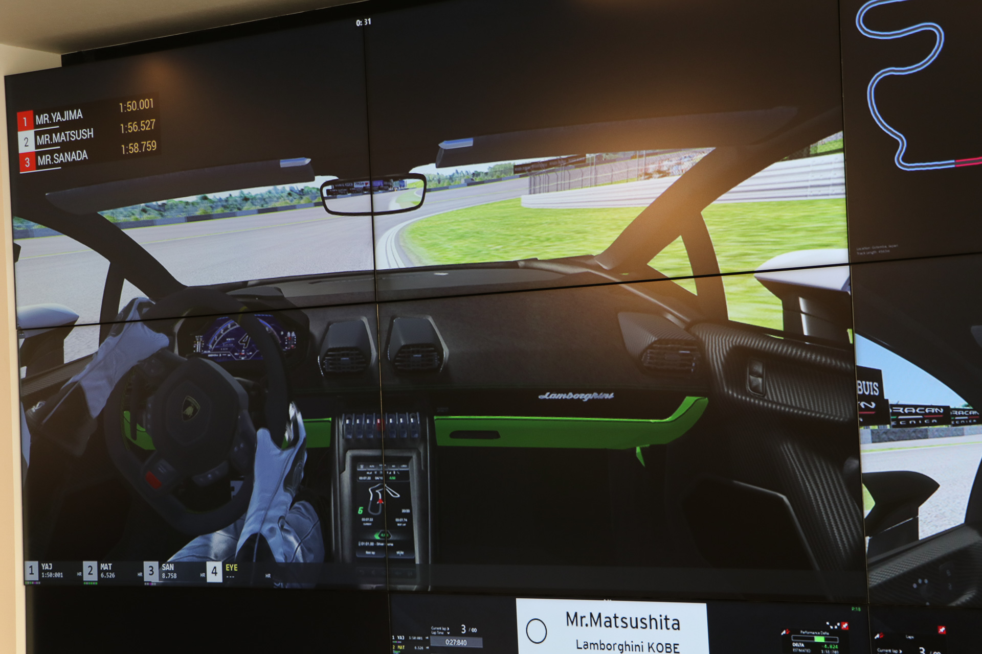 店内のモニターにはいろいろな映像が映し出され、レース観戦者を楽しませてくれた