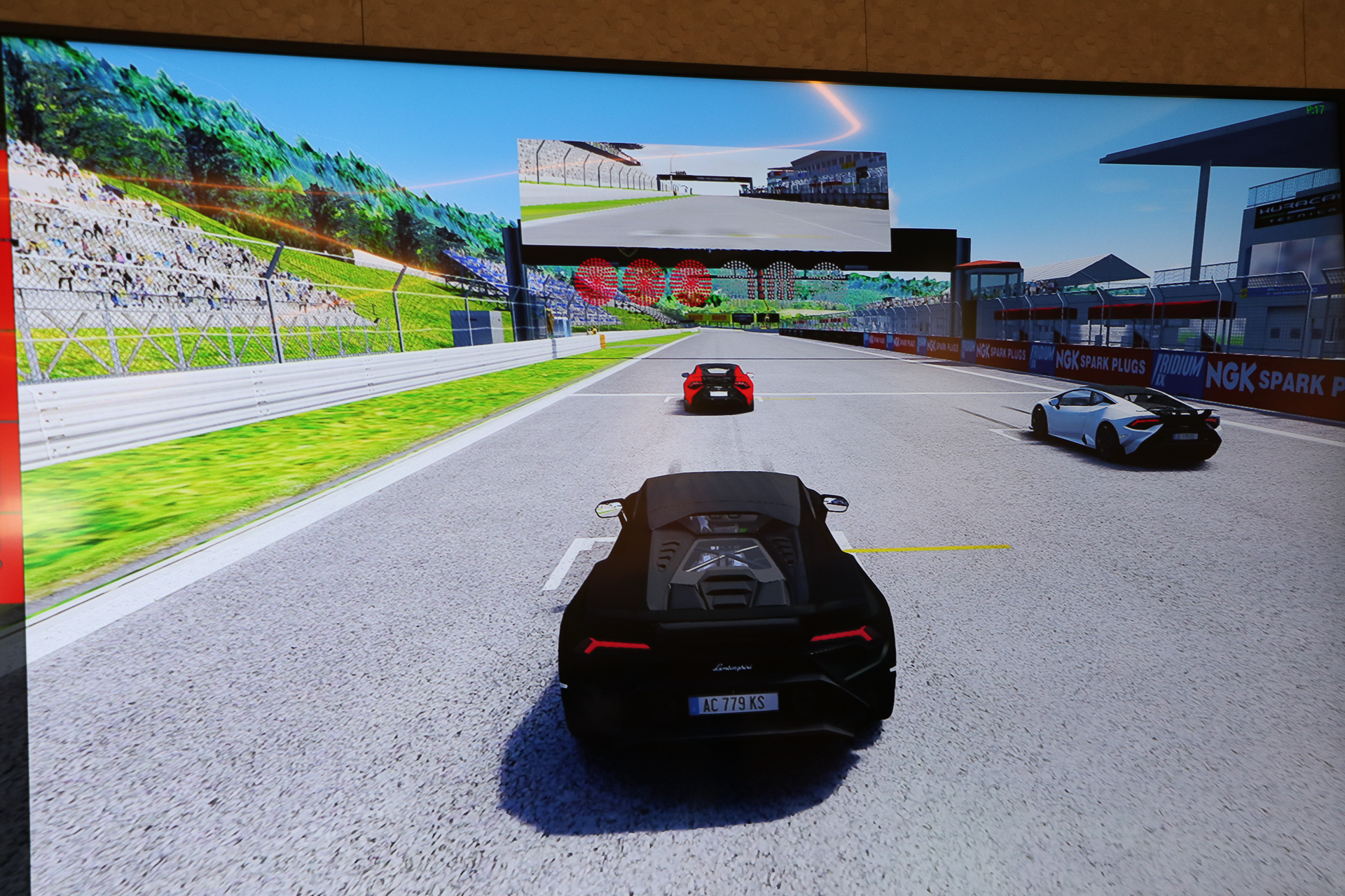 店内のモニターにはいろいろな映像が映し出され、レース観戦者を楽しませてくれた