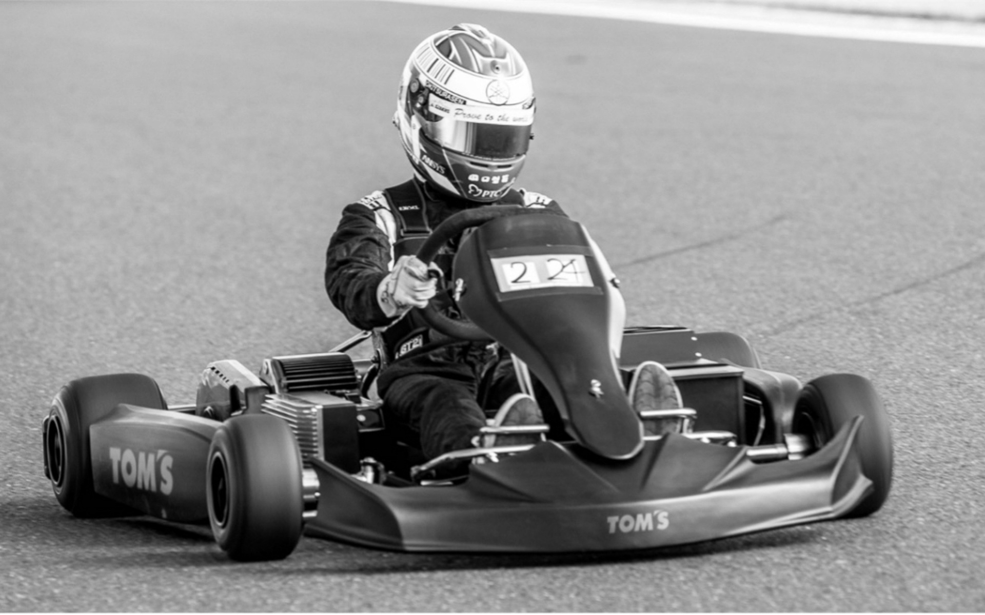 トムスが自社開発した競技用EVレーシングカート「EVK22」