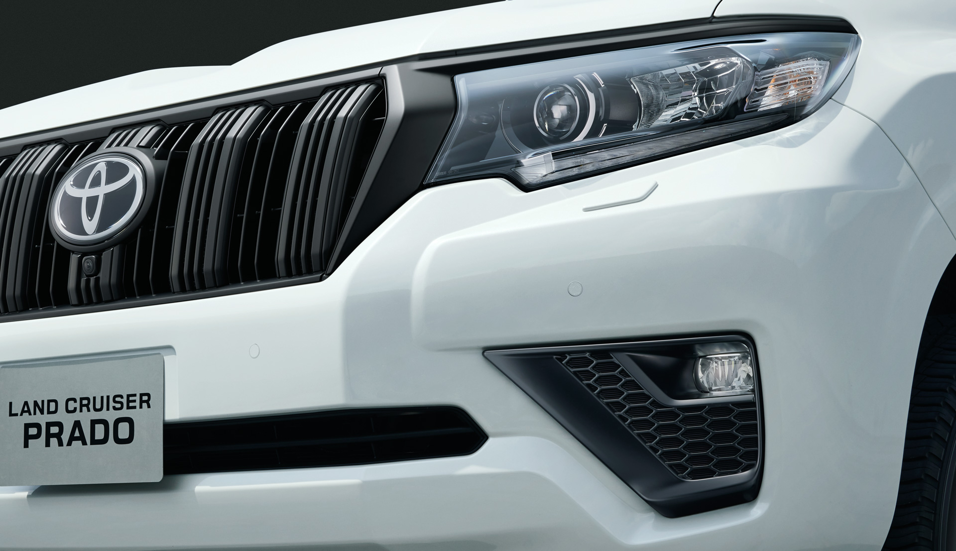 LEDヘッドランプ（オートレベリング機能付）（ブラックエクステンション）／ヘッドランプガーニッシュ（マットブラック塗装）／専用フォグランプベゼル（マットブラック塗装）