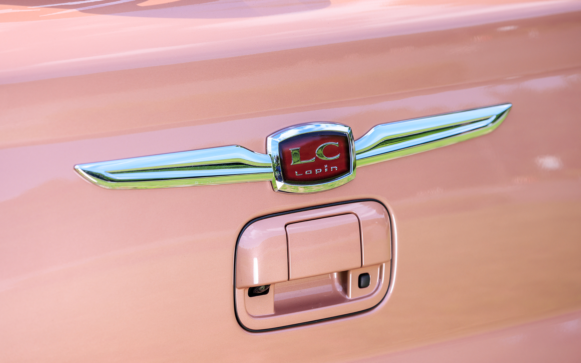 LCエンブレムをバックドアに配置