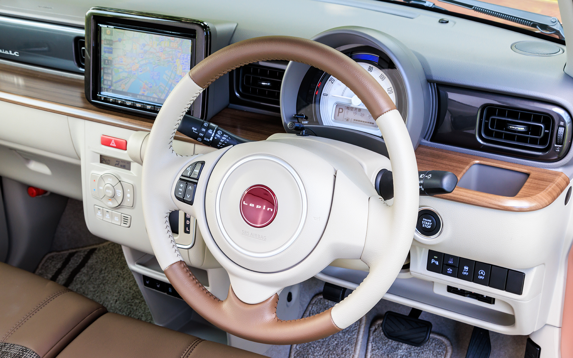 濃淡の違うブラウンで統一されたインテリアは、シックで落ち着いた印象。バニティミラーには照明が付くのもうれしいポイント