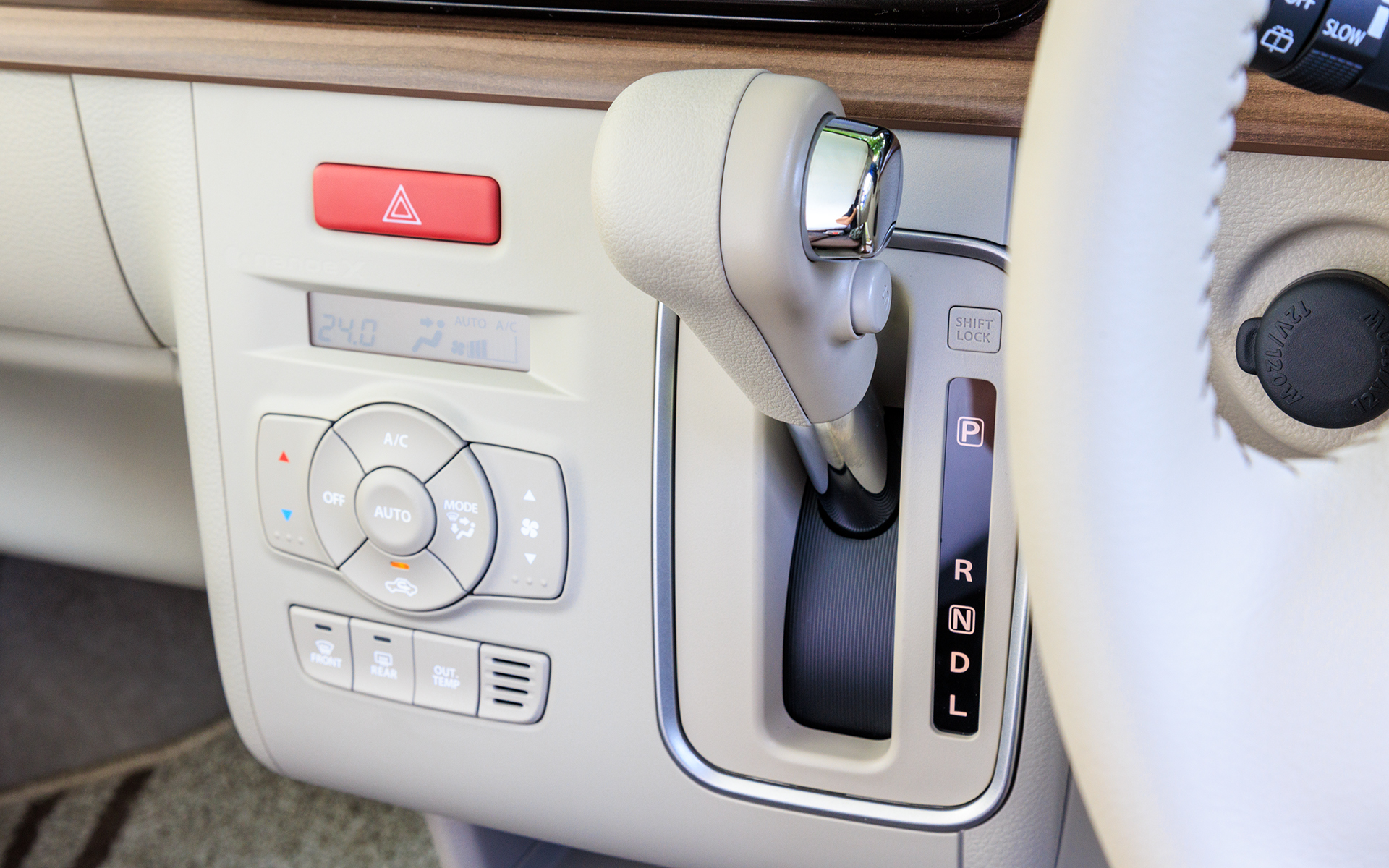 濃淡の違うブラウンで統一されたインテリアは、シックで落ち着いた印象。バニティミラーには照明が付くのもうれしいポイント