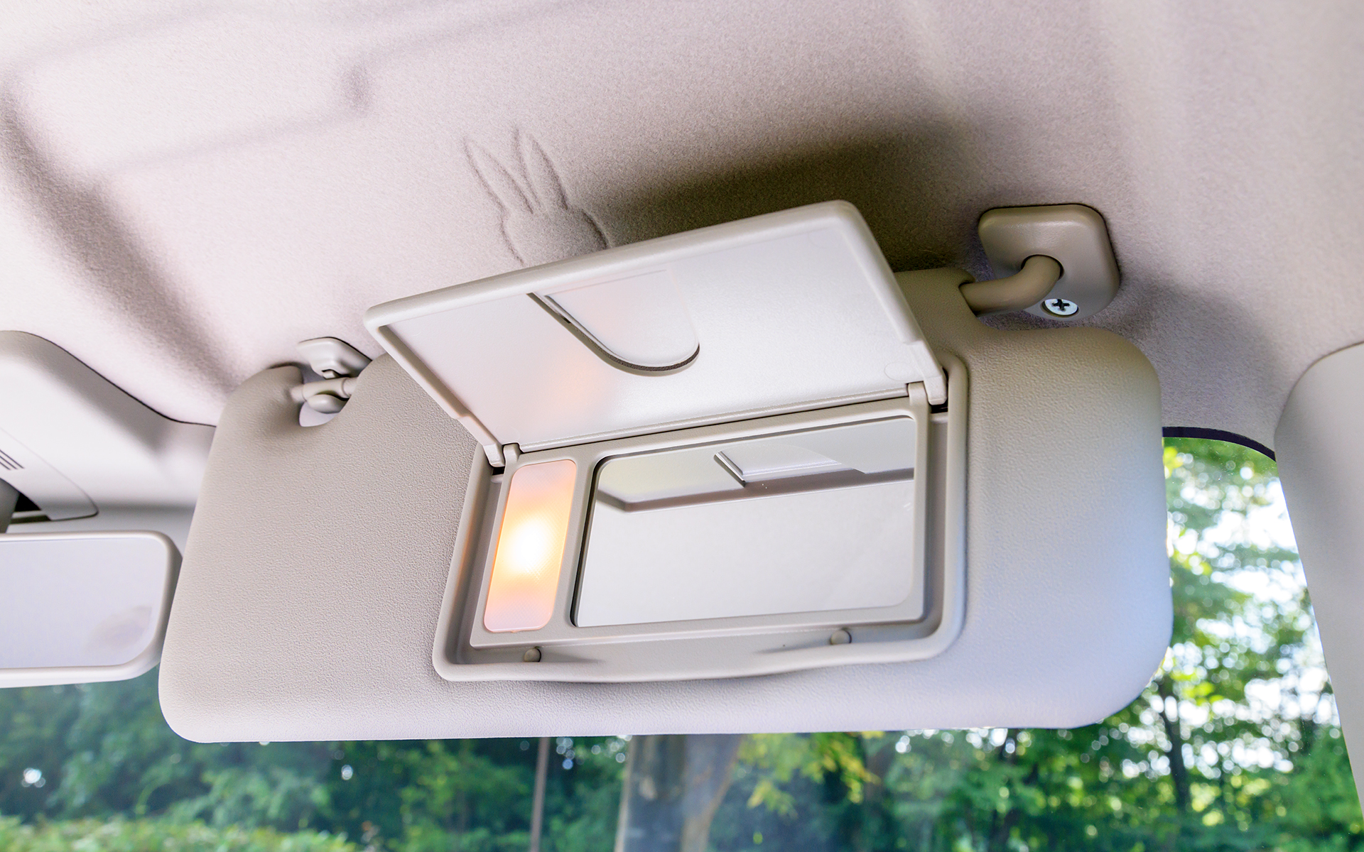 濃淡の違うブラウンで統一されたインテリアは、シックで落ち着いた印象。バニティミラーには照明が付くのもうれしいポイント