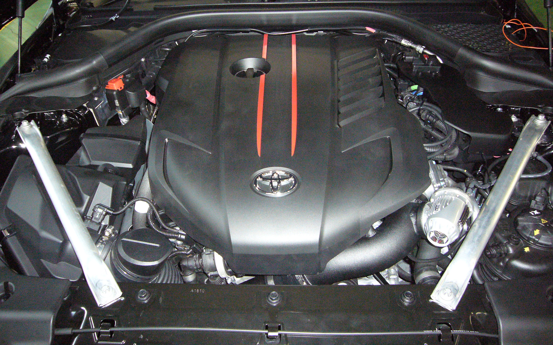 純正のブレースバーが装着されたエンジンルーム