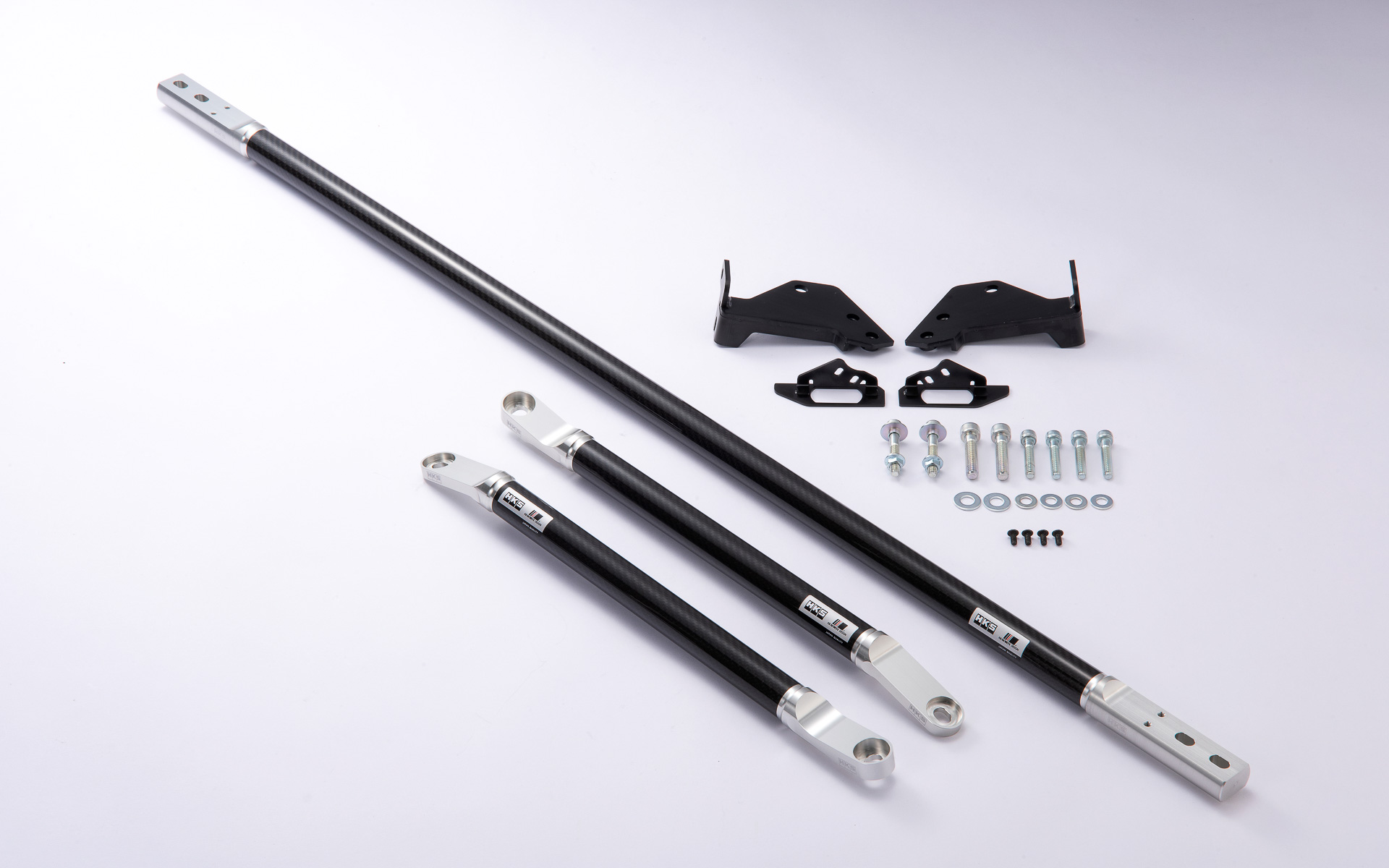 HKSがゴルフシャフトメーカーと共同開発の「GRスープラ用カーボンブレース」を発売した