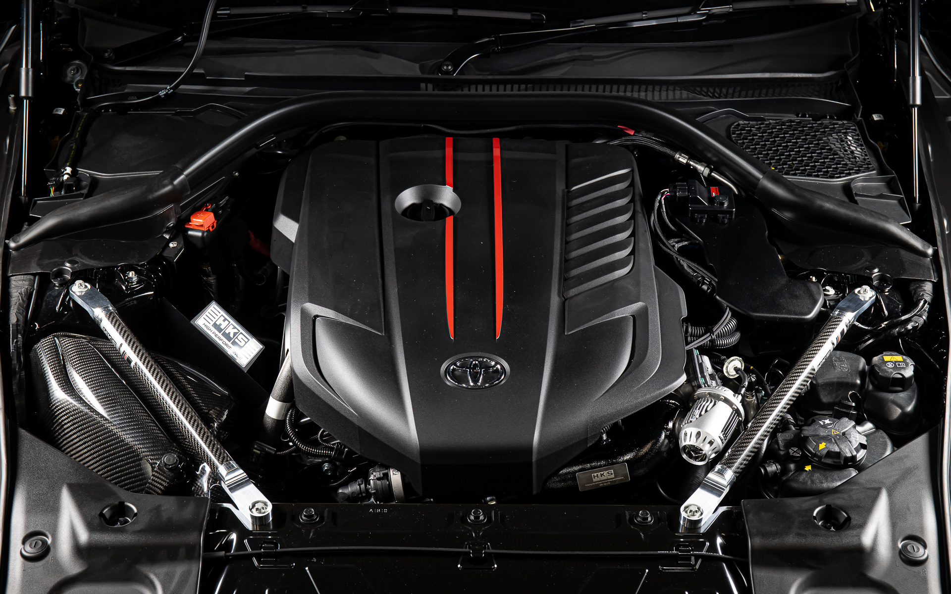 HKS製のカーボンブレースを装着したエンジンルーム