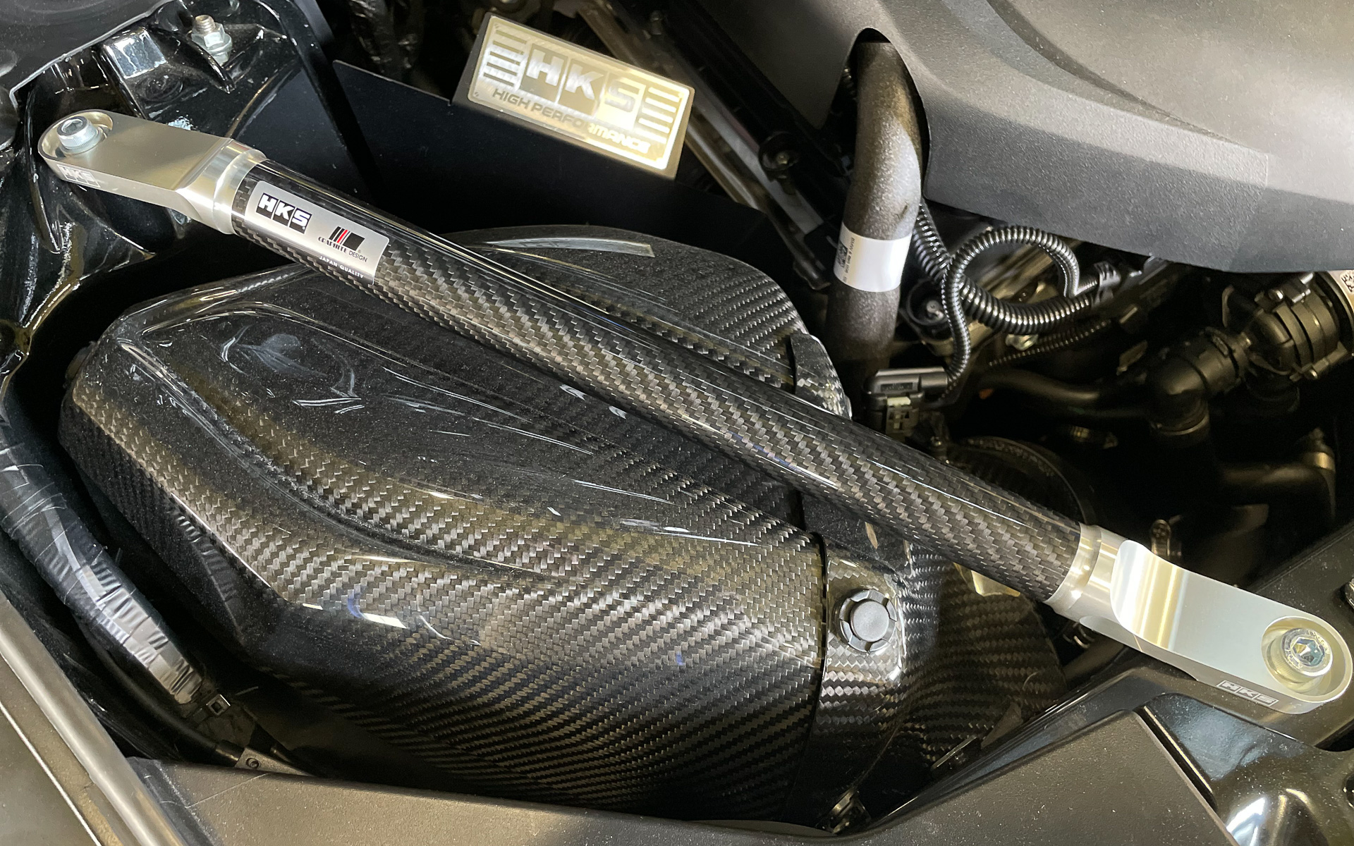 フロントカーボンブレース装着