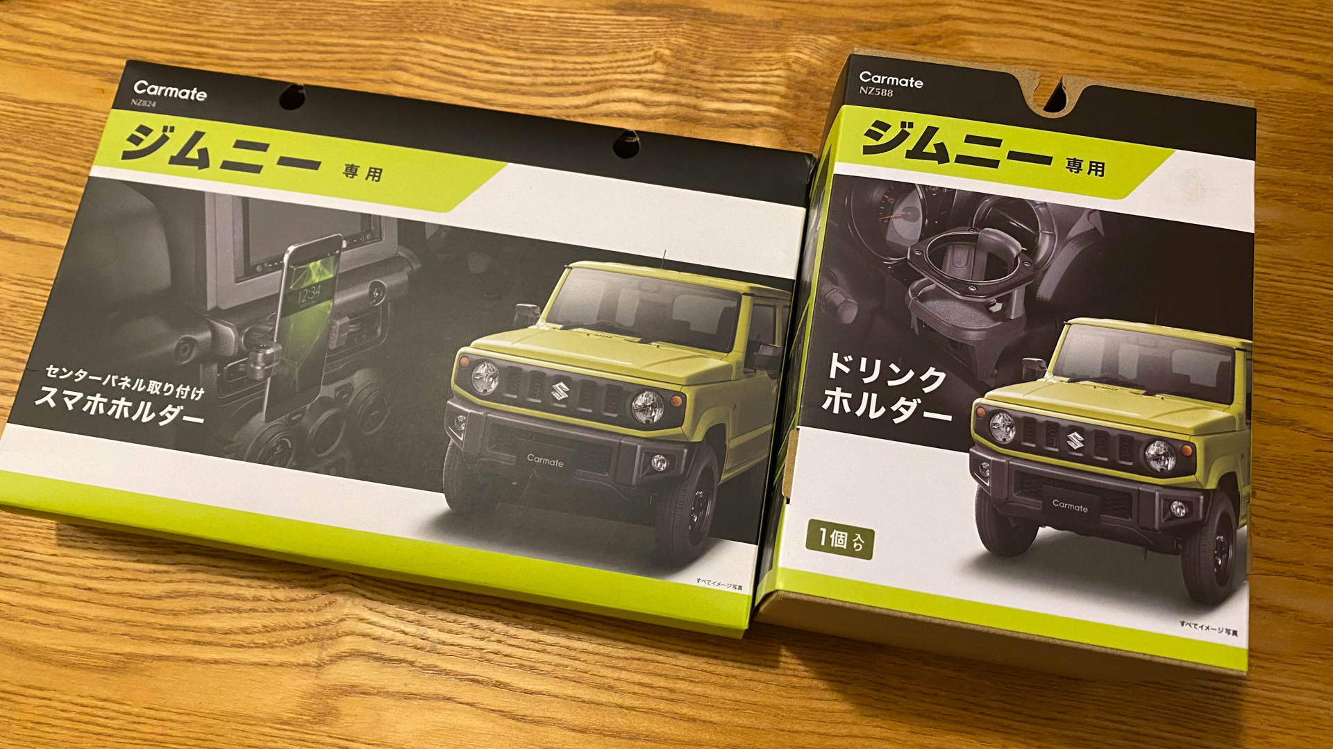 カーメイトから発売されている、ジムニー用のアクセサリーをネットで買い込み、現地で納車とともに取り付け。オーディオレス仕様が標準なので、ナビはのちほど社外品を自分で装着すると張り切っています。ほかにも、ジムニーは内外装問わずアクセサリーがたくさん出ているので、見ているだけでも楽しいですね