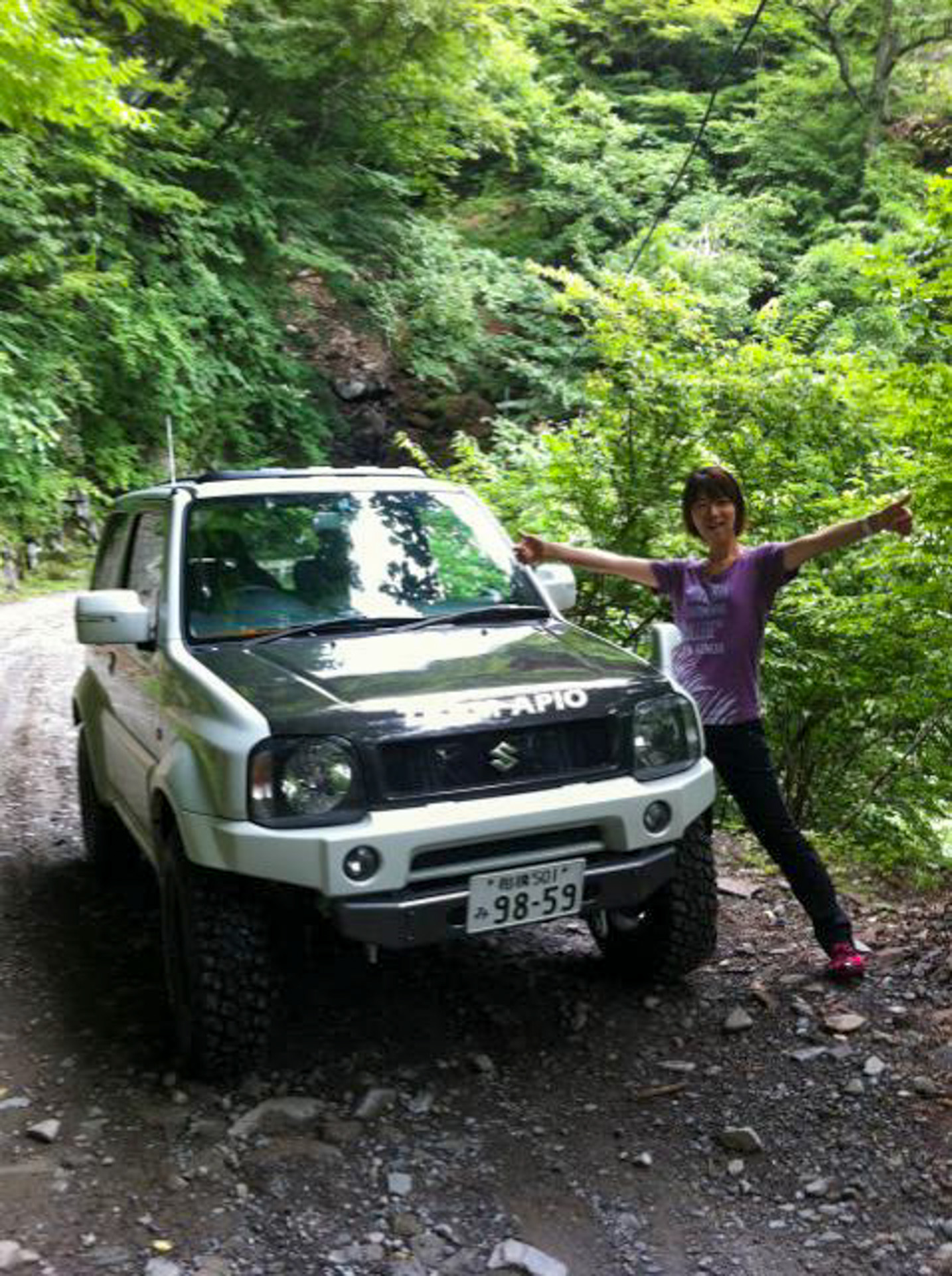 10年ほど前でしょうか、ジムニー専門店として有名なAPIOのデモカーでドライブした、伊豆の林道。APIOで販売している「スーパーつよし君」というコイルスプリングとショックアブソーバーが装着されていたのですが、しっかりとした走りと乗り心地を両立していて、ロングドライブがとても快適だったのを覚えています。