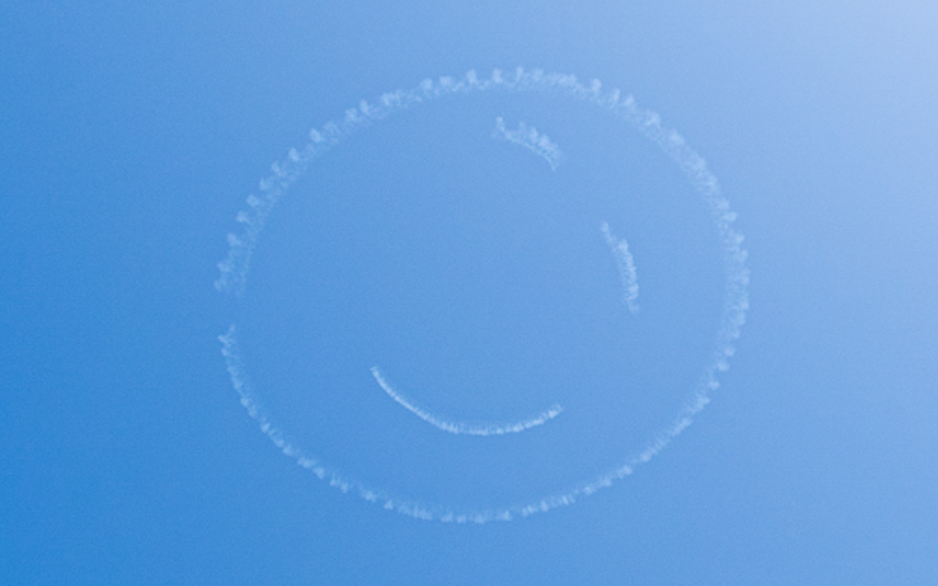 大空に白色の大きなニコちゃんマークを描くフライト「Fly for ALL #大空を見上げよう」(c)Taro Imahara PATHFINDER