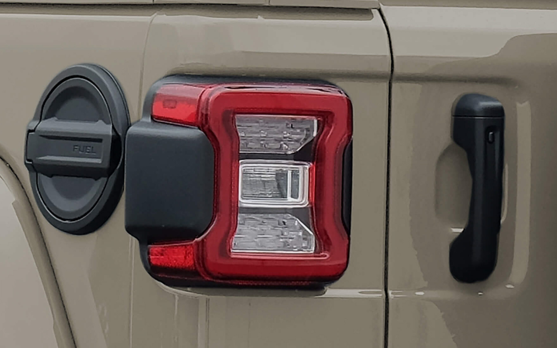 前後LEDライト（ヘッドライトはオートハイビーム機能付）