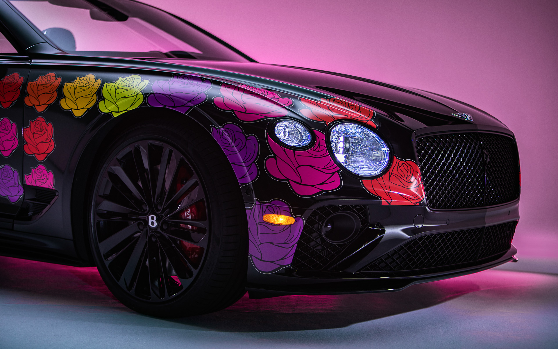 クレイグ氏が着ていたジャケットの生地から着想を得たという花柄デザインを採用