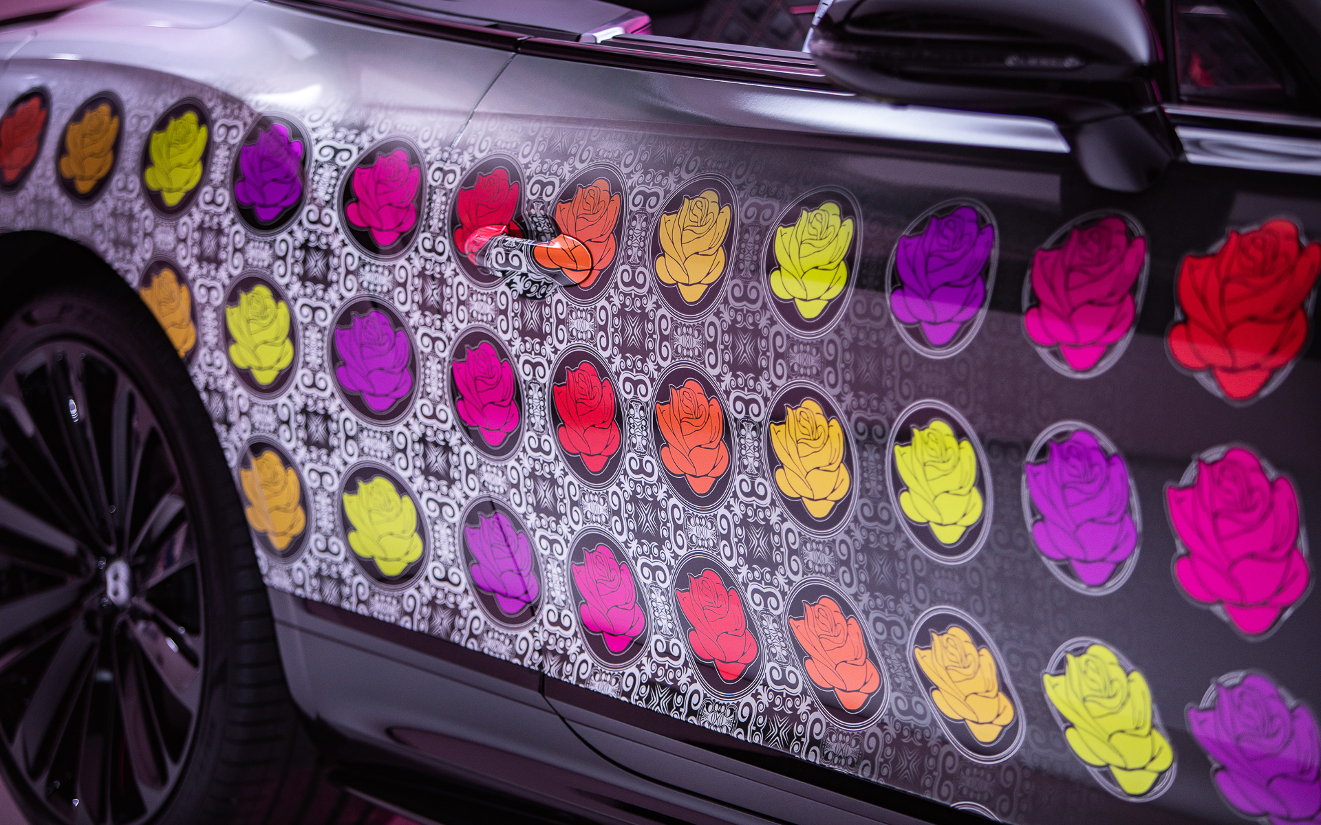 クレイグ氏が着ていたジャケットの生地から着想を得たという花柄デザインを採用