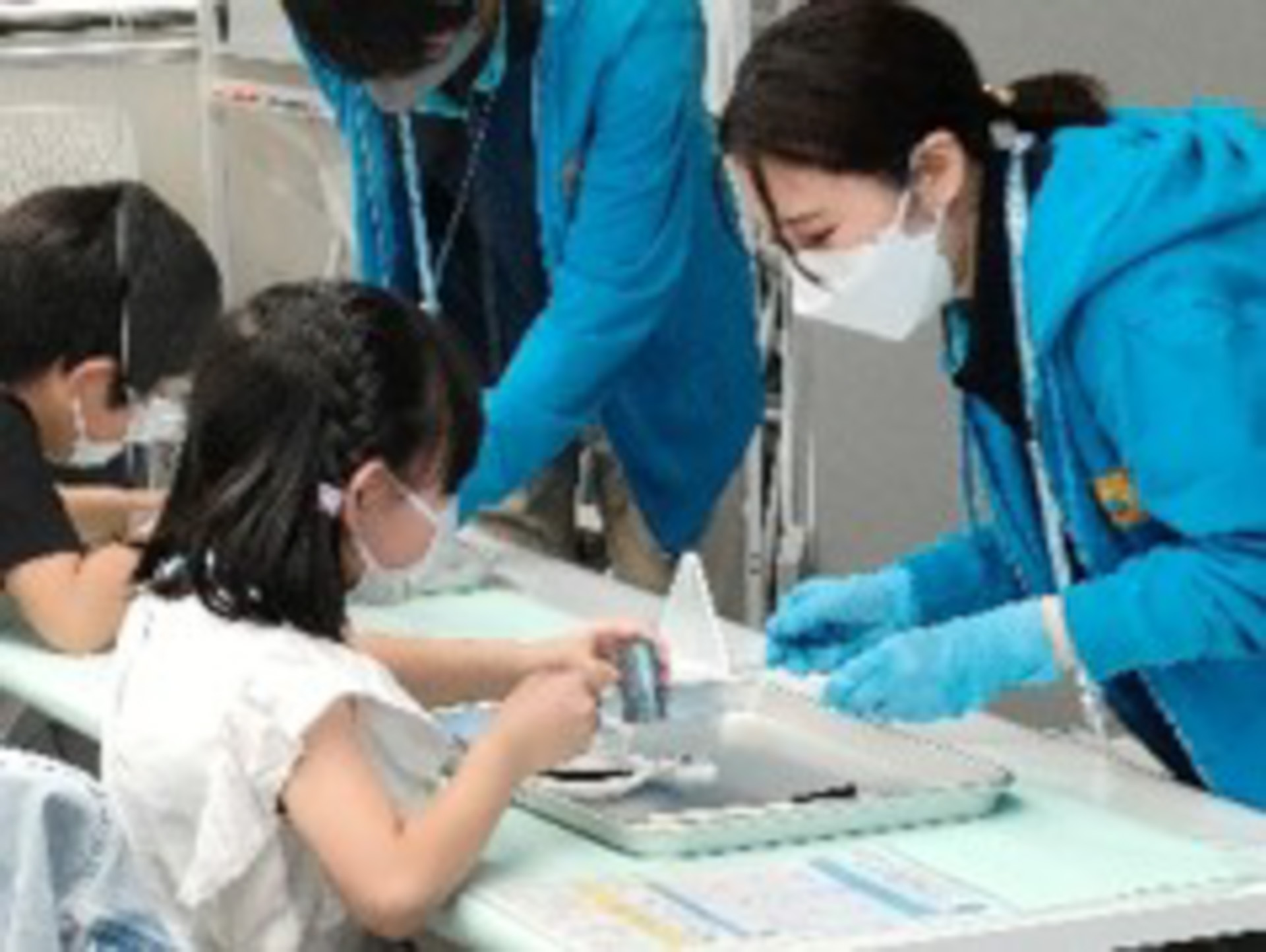 館内ワークショップ、①燃料電池教室「発電のしくみを知ろう！」②めざせ！省エネ博士「上手なエネルギーの使い方」対象：①小学3・4年生　②小学5・6年生（学年により申込める回が異なる）