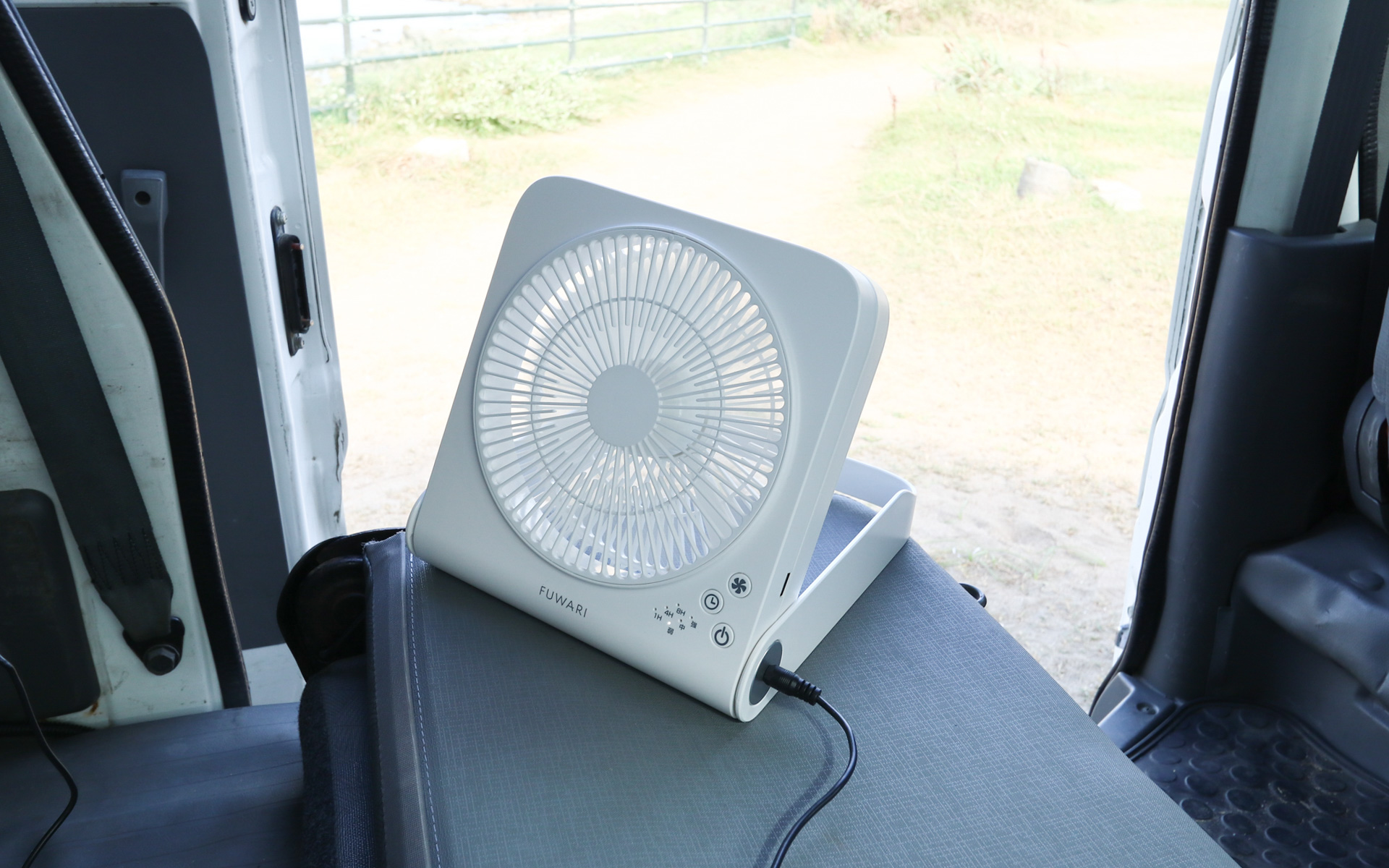 少し暑いので、ドアを開け放ち、扇風機をオン