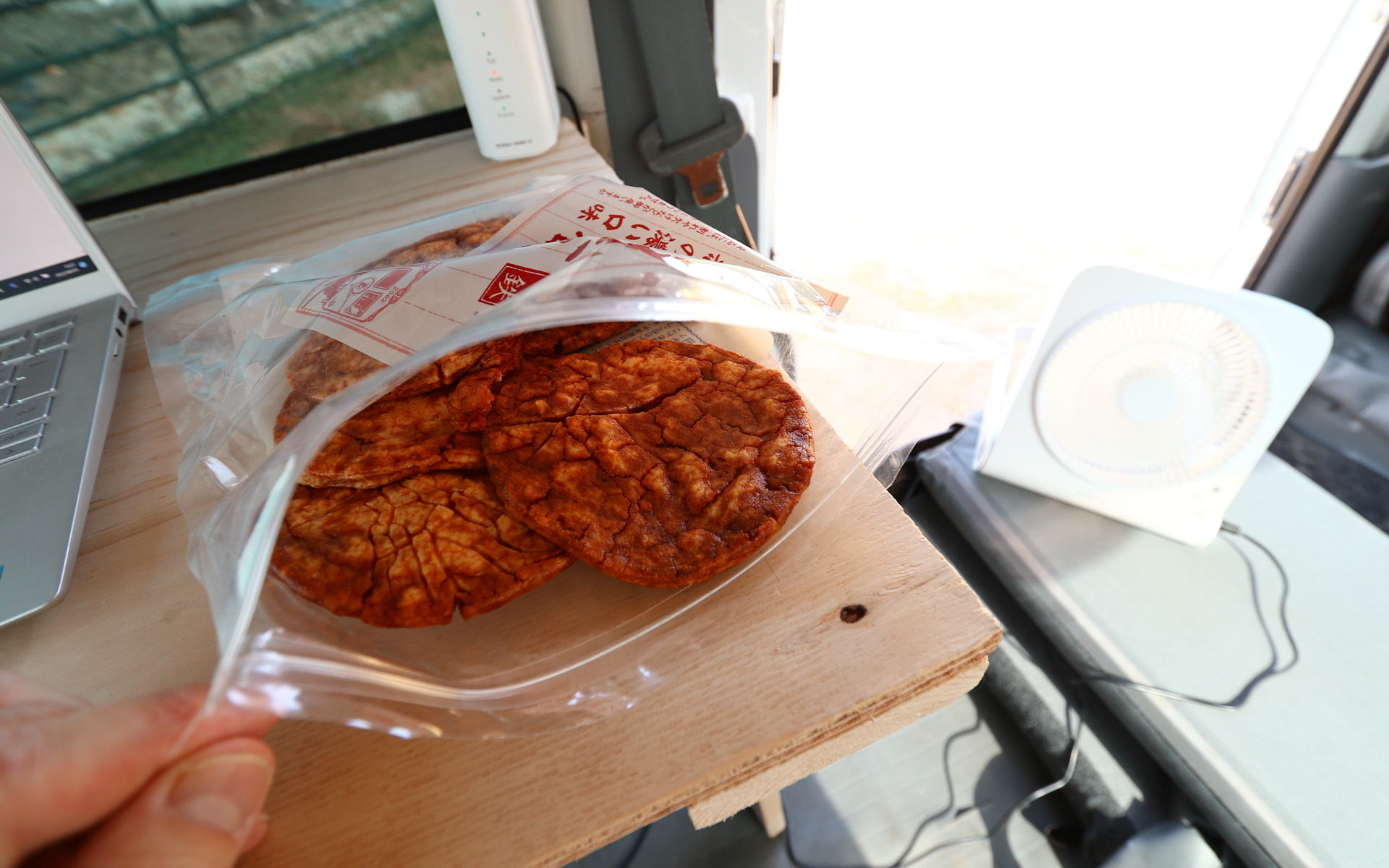 用意したぬれ煎餅は、お得な無選別タイプ。くっついていて取り出しにくいため、手が汚れていると食べにくい。無選別タイプを食するにはウェットティッシュは必携だ