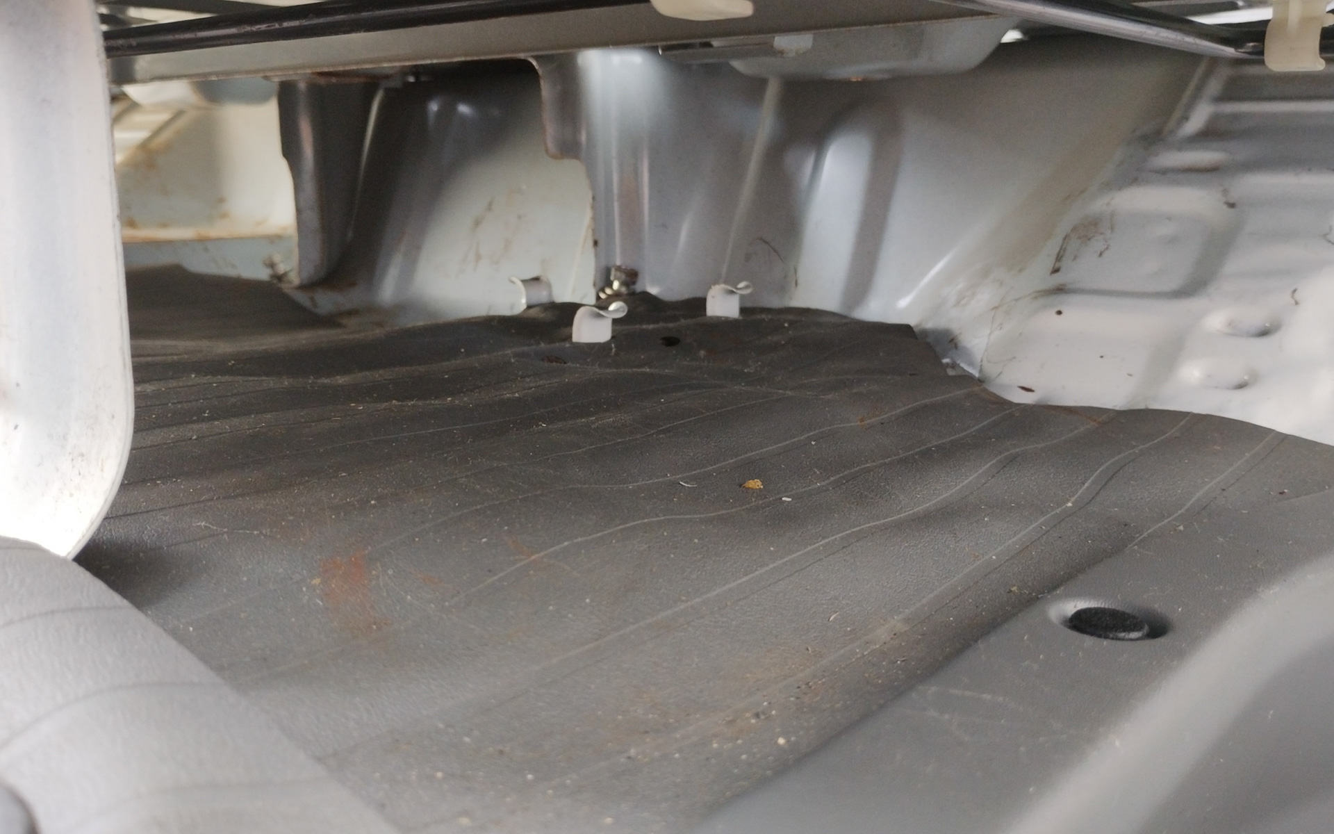 横から除けばシート下が見え、ここの左端にジャッキと簡単な車載工具があるのは純正状態。中央は一段低くなっており、前からアクセスすればバッテリは置けそうだ