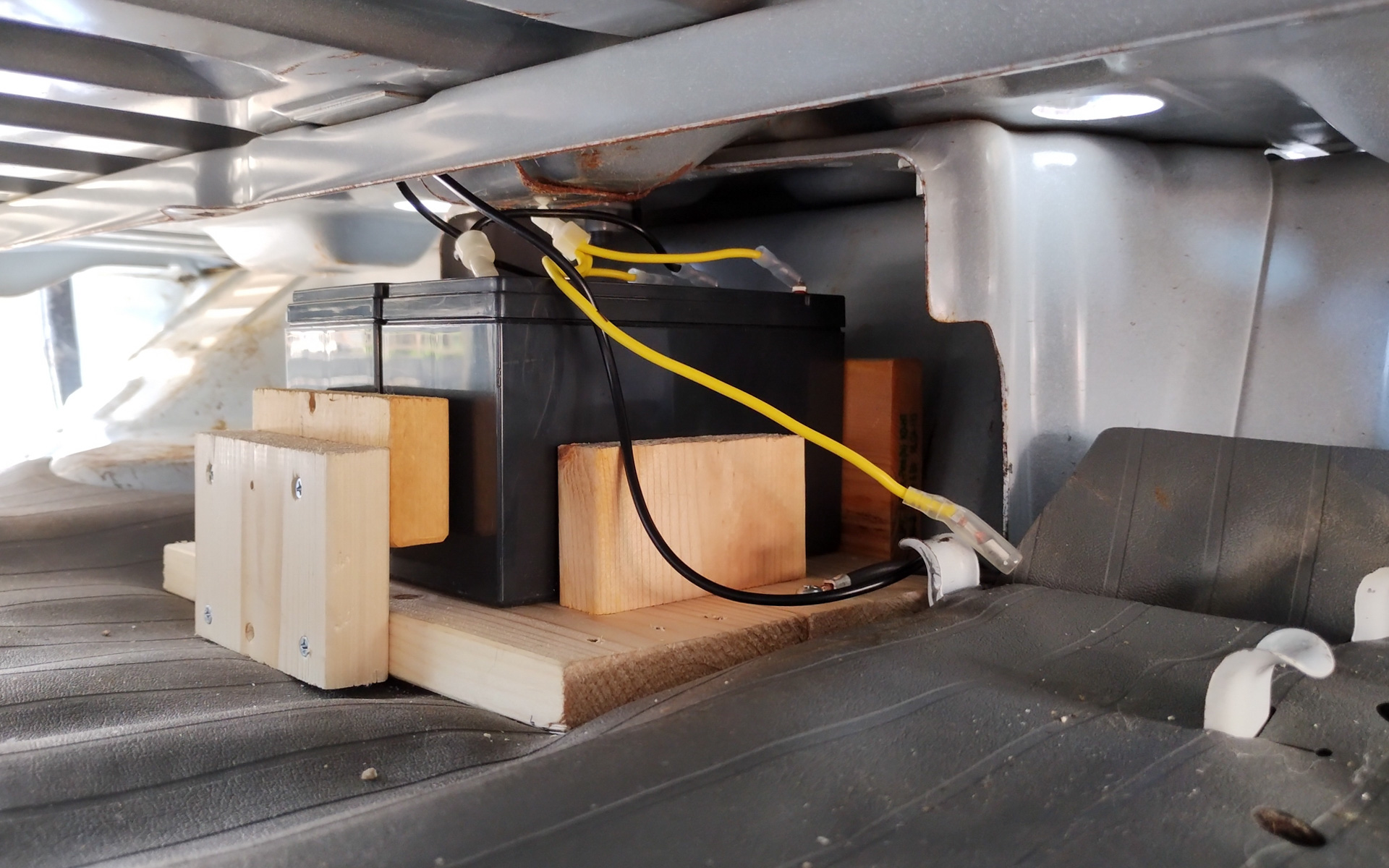 バッテリをシート下に装備した。電線はクルマが激しく動いた場合にボディと接触するため、保護チューブなどを被せたい