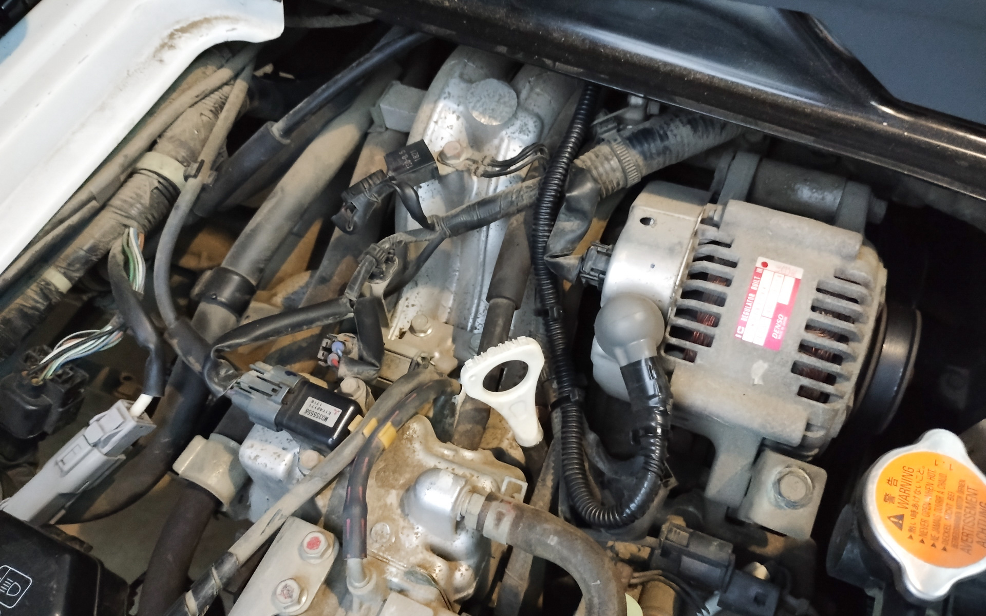 オルタネータの端子から直接電源を取るコードを増設した。ここから取るのは電源容量的な問題もあるが、オルタネータの電圧を正確に把握するためもある