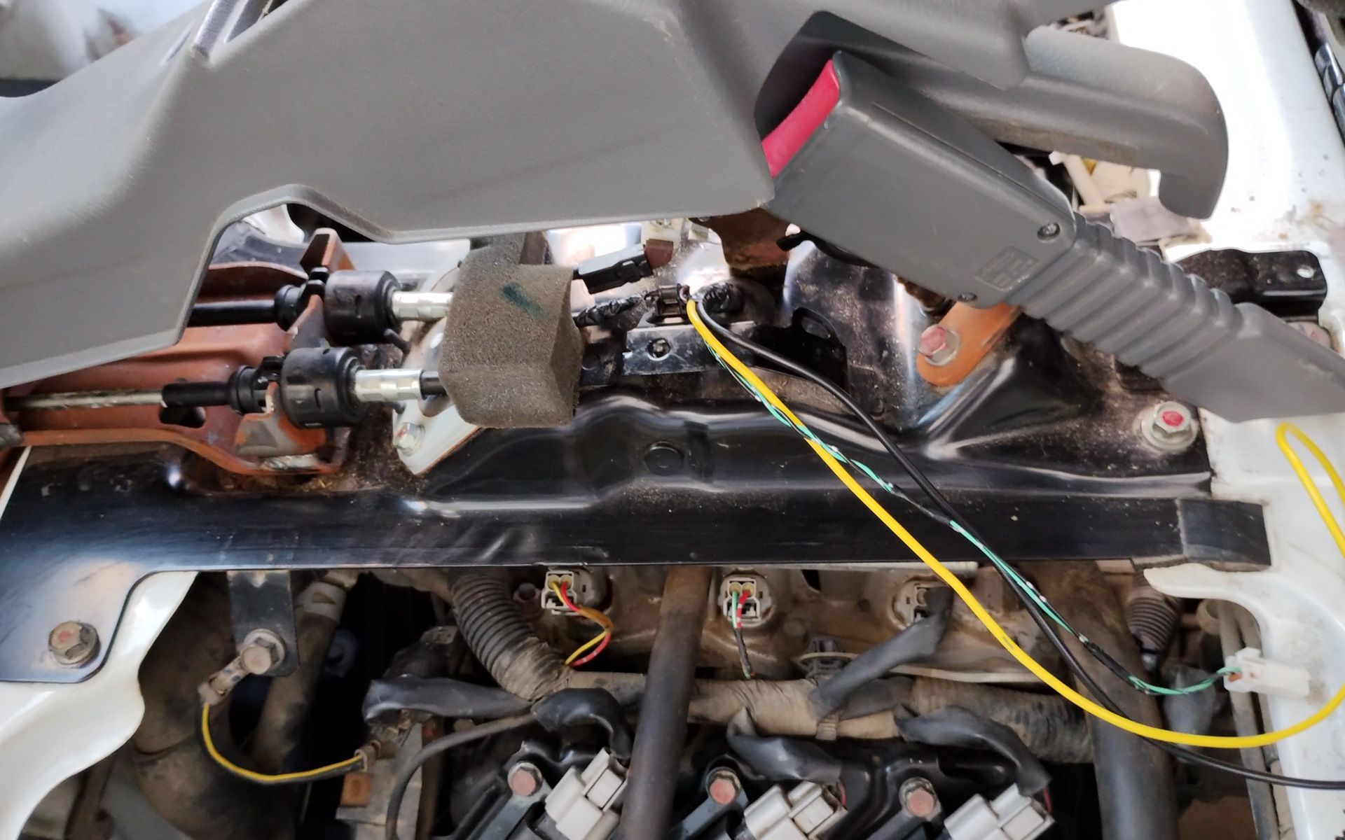 エンジンルームから室内へはサイドブレーキ下にコードが通るグロメットがあるので、ここを通す