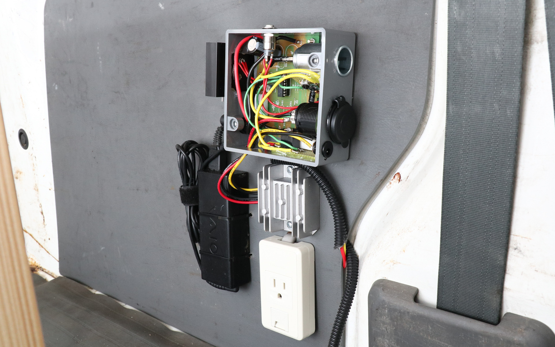 このあと、ボックスには蓋をするが、ACアダプターを含めてリアのサイドトリムに固定した。クルマのキーポジションと関係なく電源を供給するため、ボックス上面に電源の供給スイッチを設けた