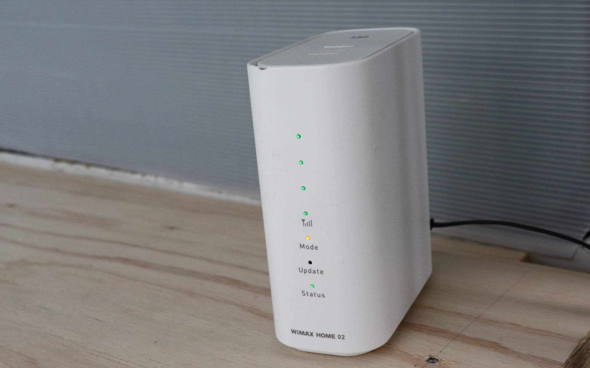 通信回線が必要なので、いわゆる「ホームルータ」となるUQの「Wi-Fi home 02」を使って確保。SIMは格安SIMを入れることでモバイルで利用可能。電源は12Vを供給する。モバイルではLAN側の無線LAN（Wi-Fi）は2.4GHz帯固定にする必要があるため、その機能がある機種を選ぶことが必要だ