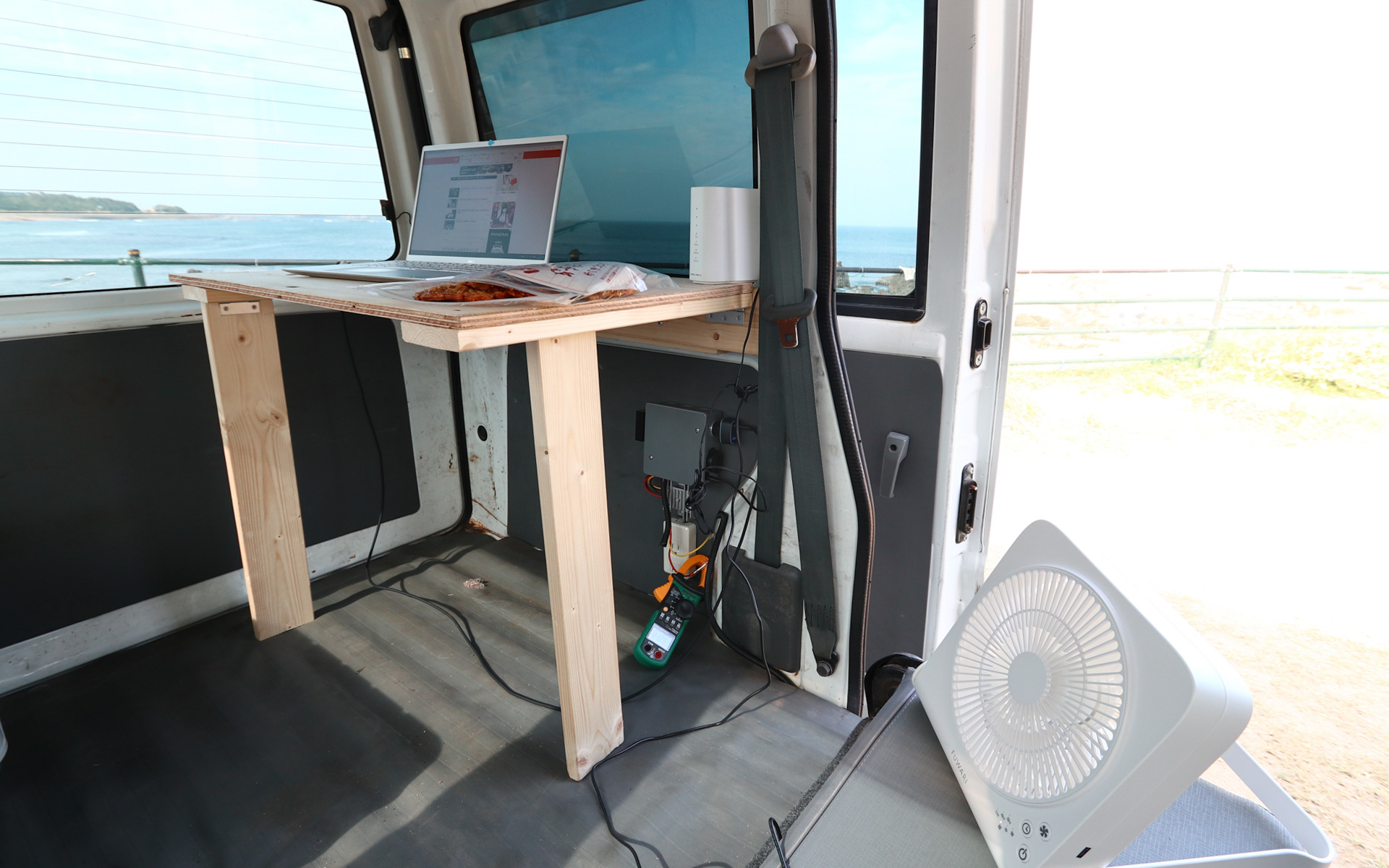 移動オフィス運用中。まだ試作段階ということもあり、コードを引き出して電流をクランプメーターで計測しながら使っている