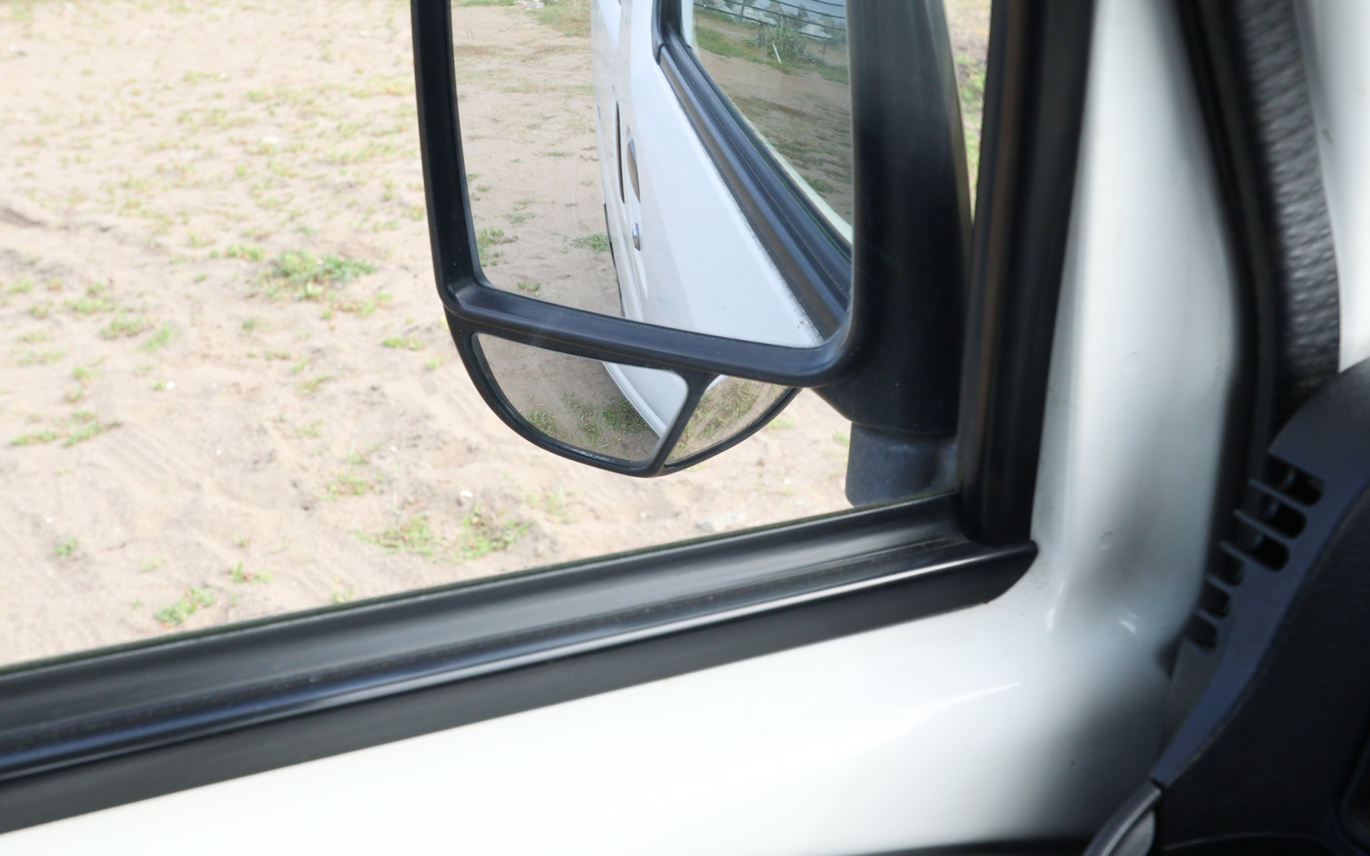 本来装着していたと思われるサイドアンダーミラー付きのミラーに交換した