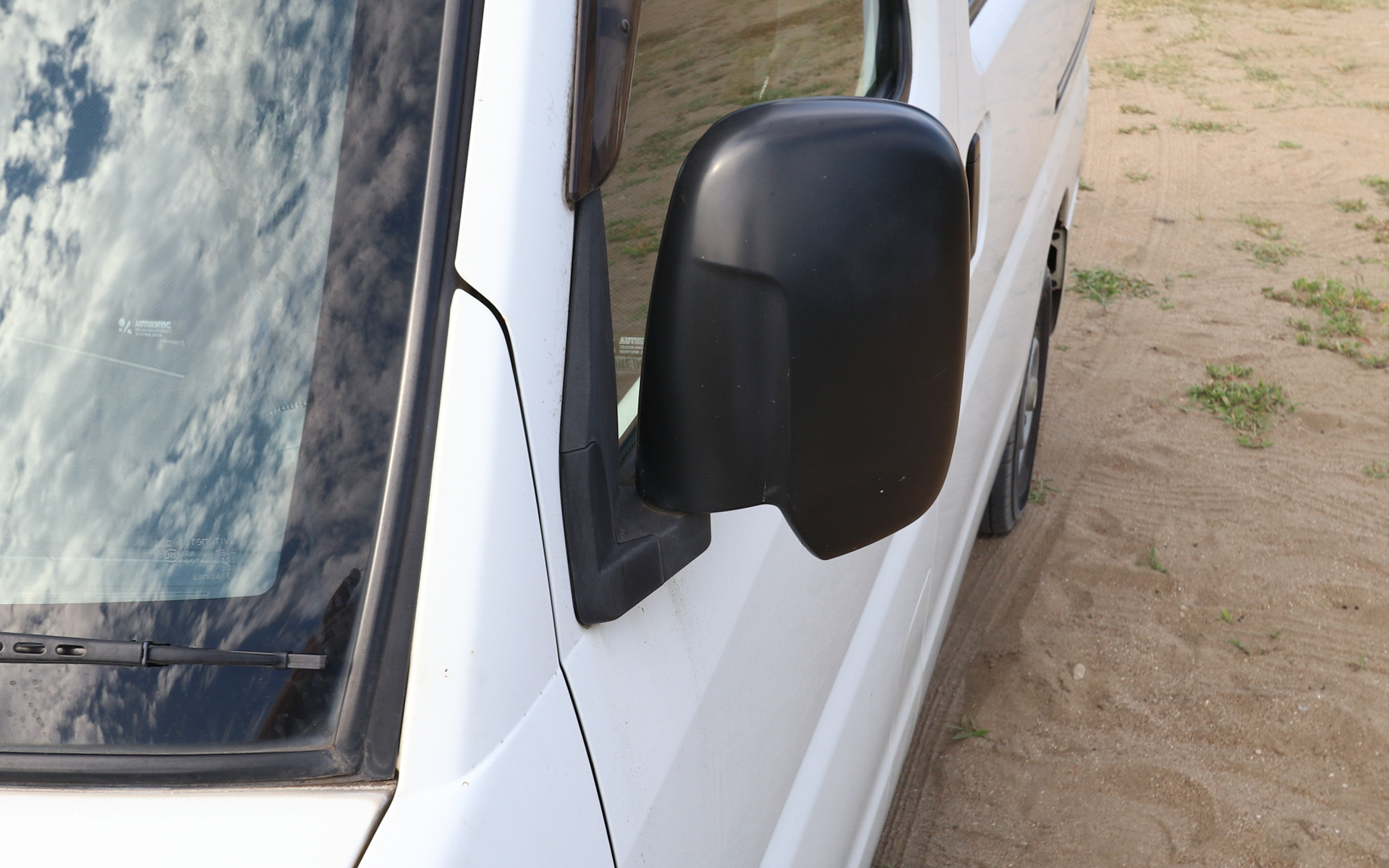 外から見ても、ミラーの下に出っ張りがある