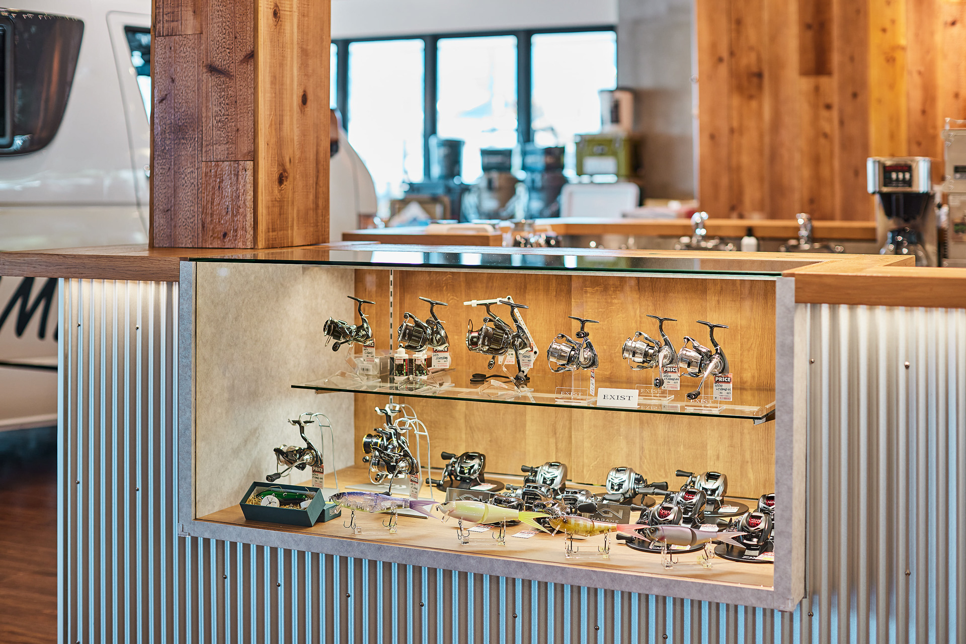 Fishing Shop“フィッシングSAGAMIYA”：津久井湖・相模湖へのアクセスルートにふさわしく、エリアを代表する釣具店「フィッシング相模屋」がU-BASEに登場。タックルに必要なフィッシングギアはもちろん、シーズンに合わせたタックルを提案