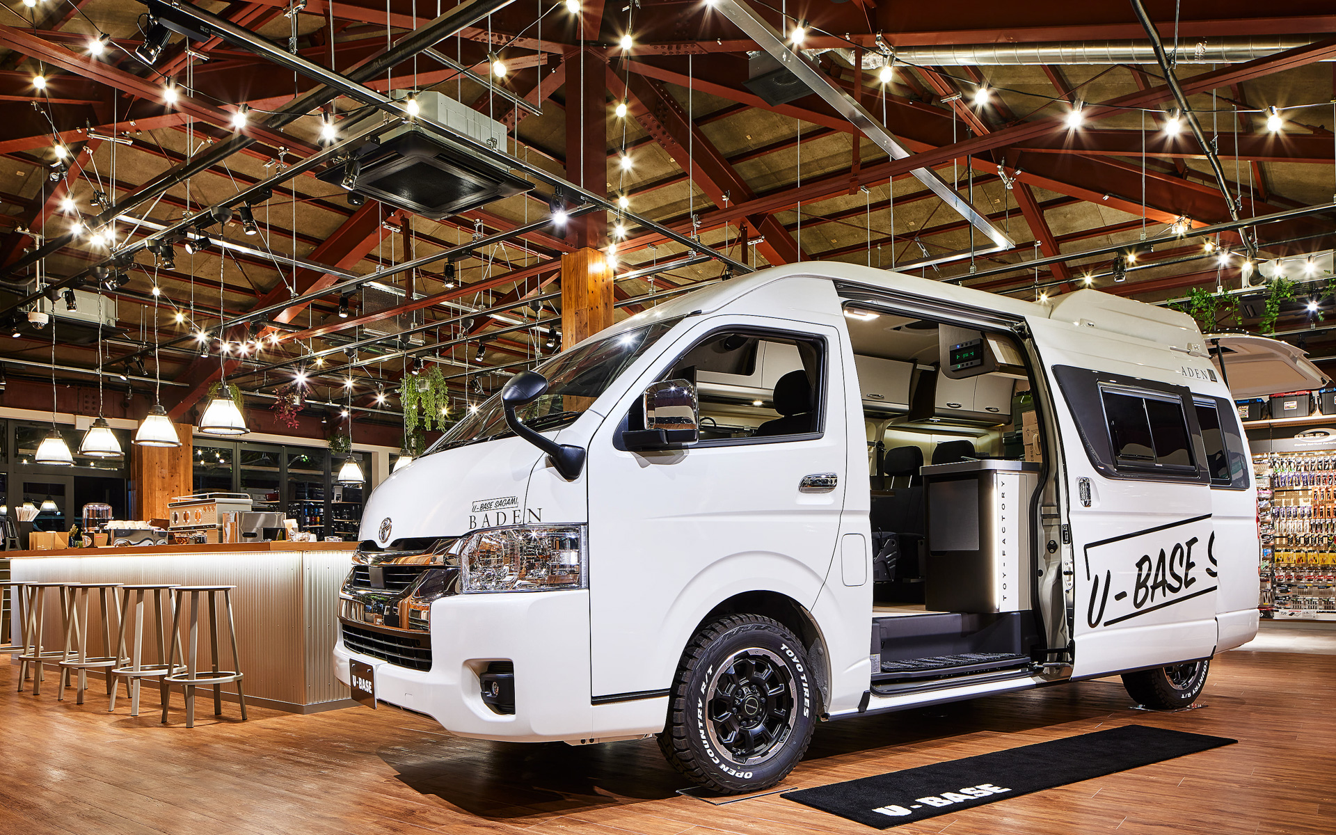 Toy Factory × U-BASE Camper：トイファクトリー×U-BASEのキャンピングカーを常設展示。U-BASE相模ではトヨタ ハイエースをベースとしたキャンパーの即納車両を多数展示販売する