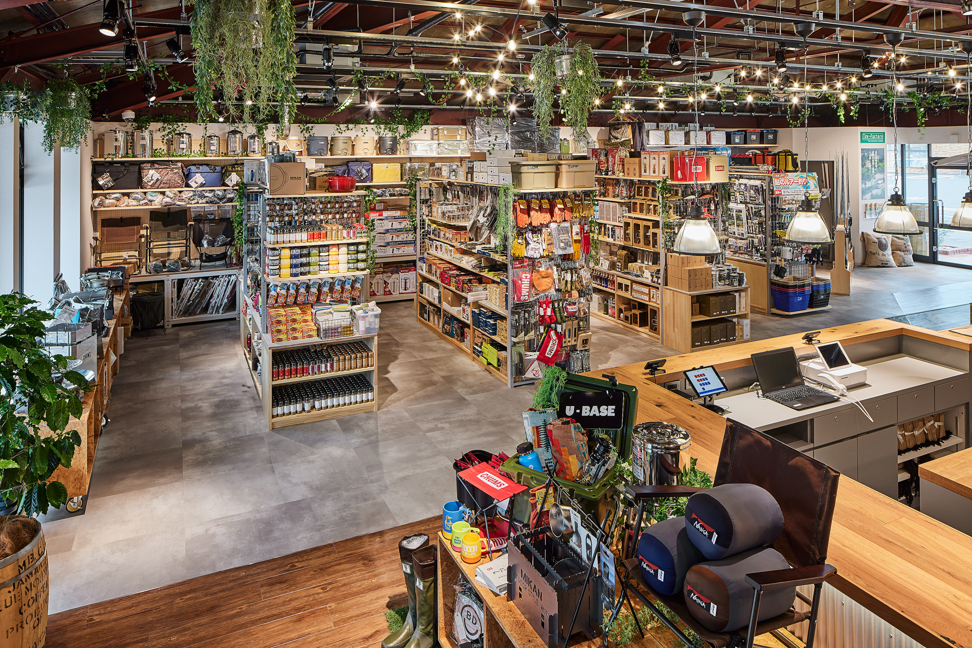 Outdoor Shop “Orange”：U-BASE 相模にぴったりのショップとして、アウトドアギアのトレンド最先端をいく「Orange」がオープン。ワクワクするようなアウトドアギアやフィッシングスタイルを提案する