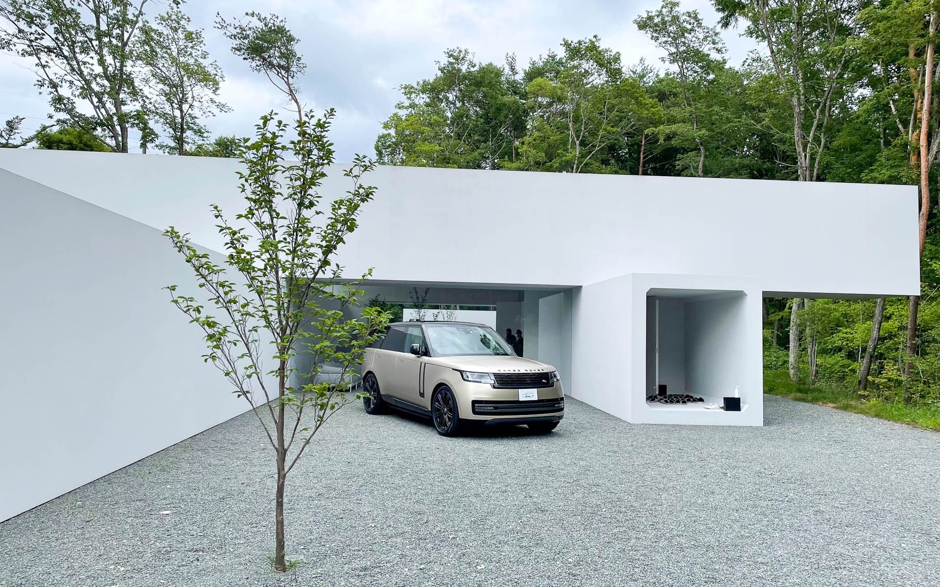 「土管のゲストハウス」とレンジローバー。不思議なほど溶け込んでます。そぎ落としたシンプルな美しさが共通しているのでしょうか。レンジローバーの右側のボックスが入り口になっています