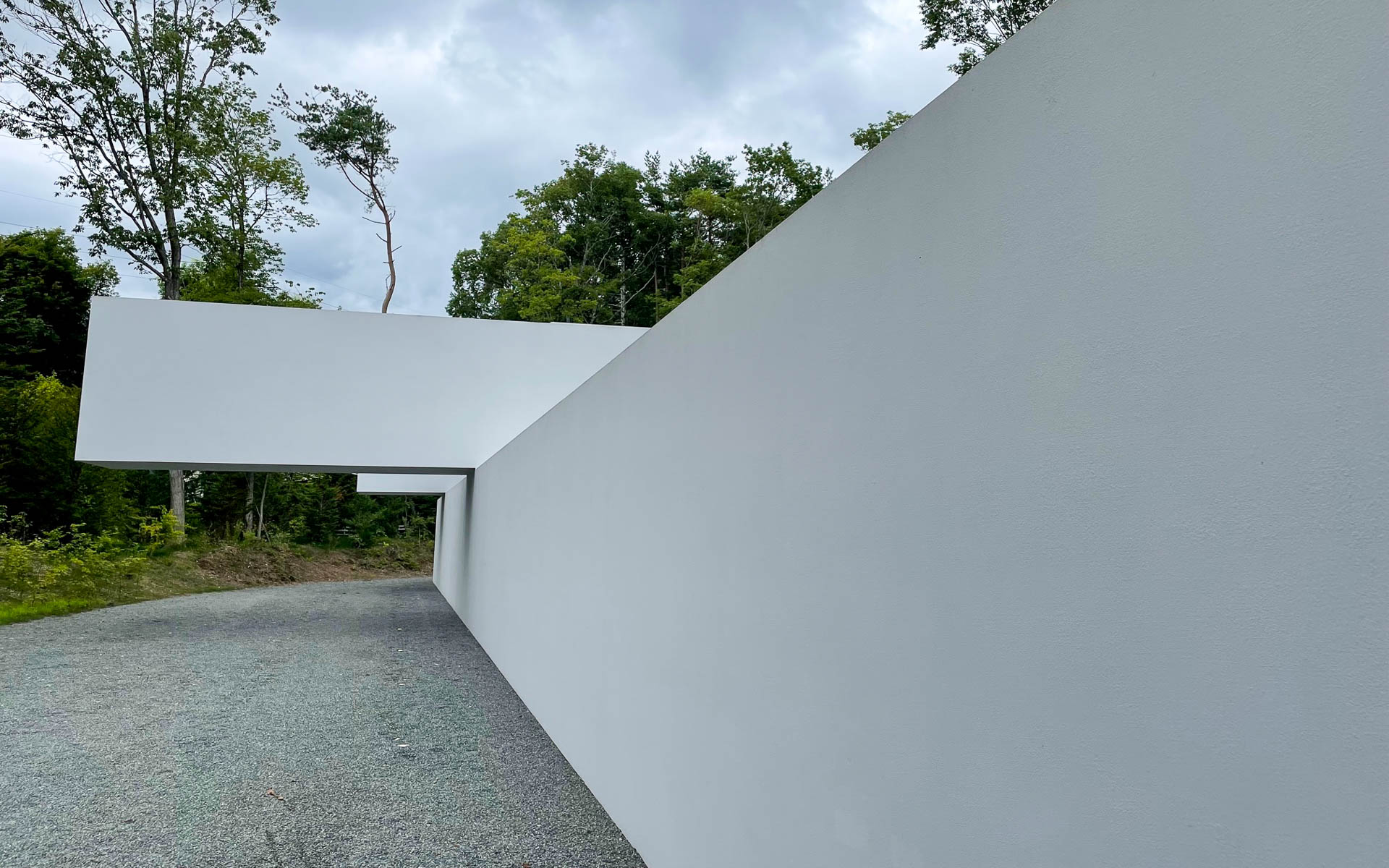 長い白壁の上に唐突に置かれたチューブのような箱。リビングになっているようです。入り口側から見たところになります