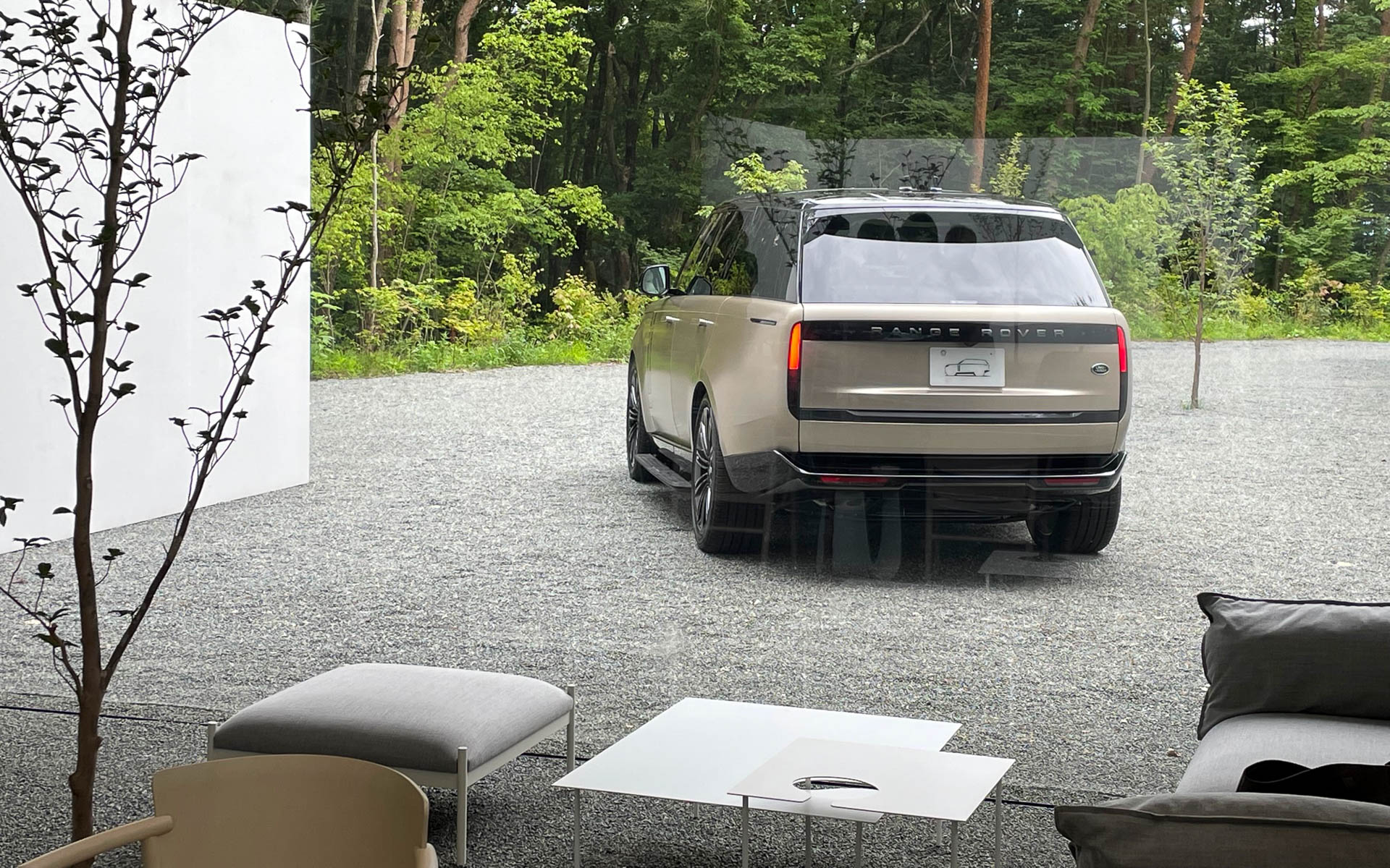 「土管のゲストハウス」にはめ込まれた大きな一枚ガラスから見たレンジローバーのリアビュー。多用途に使える貴重な空間になりそうです