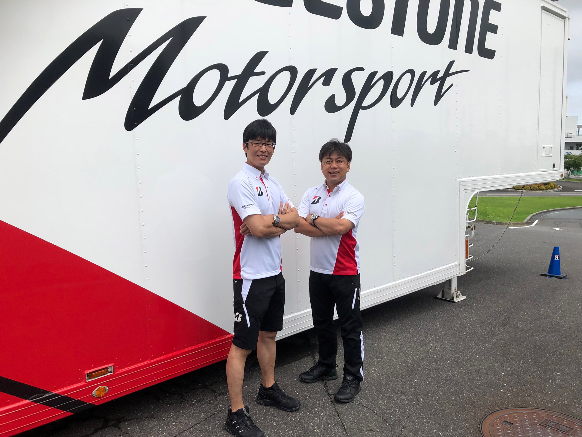 株式会社ブリヂストン タイヤ開発第3部門 MCタイヤ設計第3課 時任泰史氏（左）と、同モータースポーツ企画・推進部 モータースポーツオペレーション課 東雅雄氏（右）