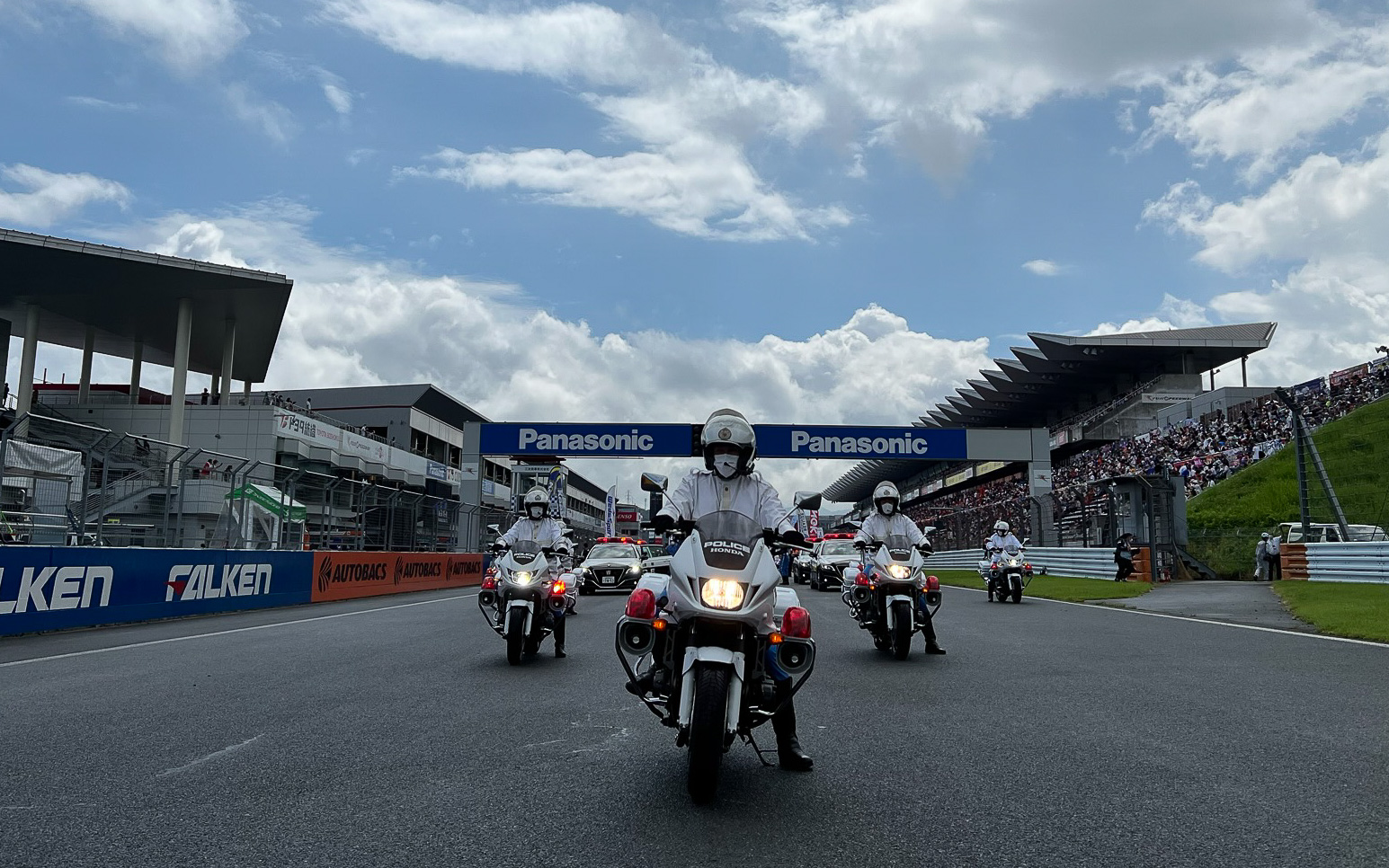 パレードラップを先導する静岡県警の白バイ隊