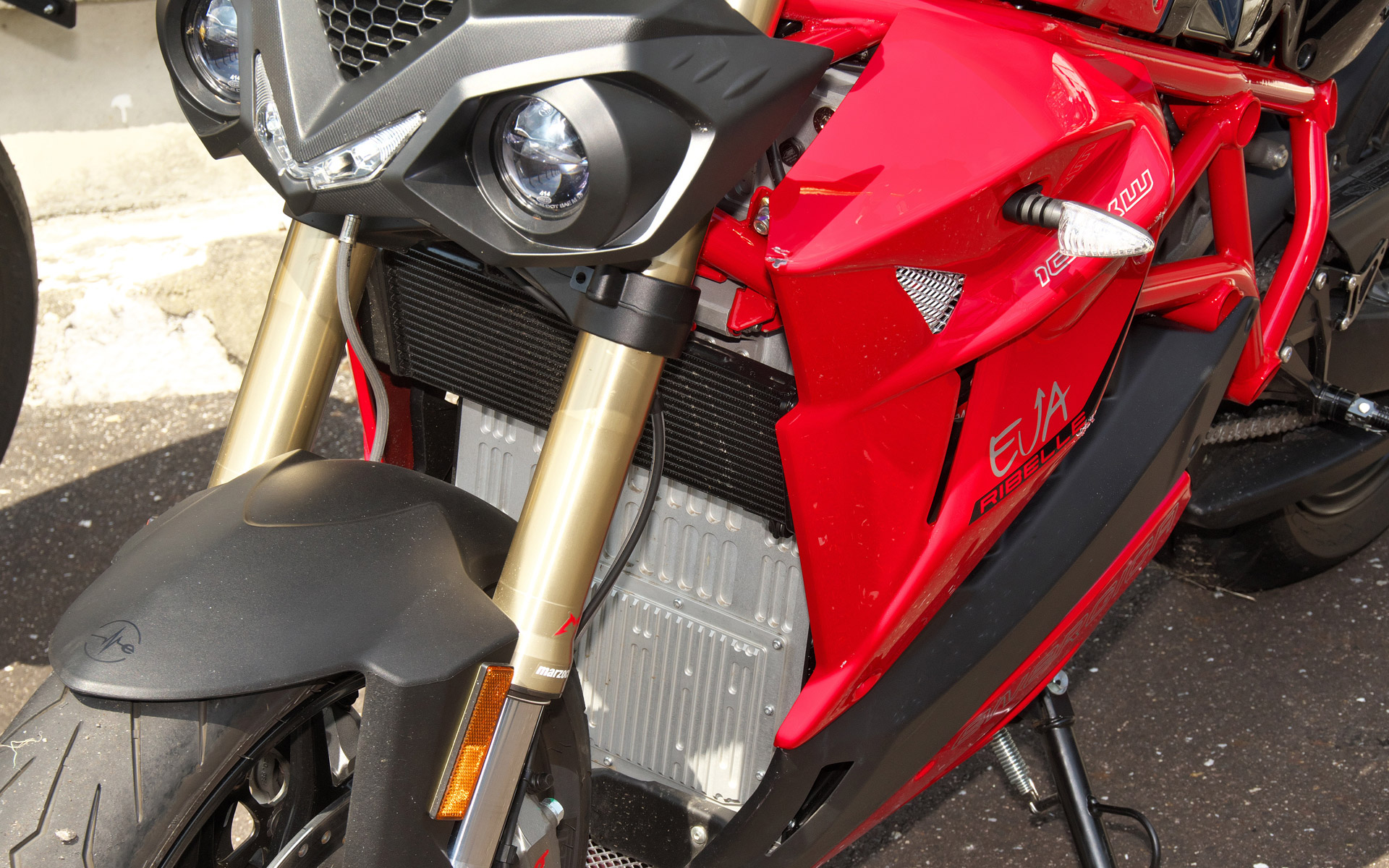 こちらはそれぞれ後述の「Eva Ribelle」と「EsseEsse9+」だが、トラスフレーム内部に巨大なモーターとバッテリが収められていることがわかる