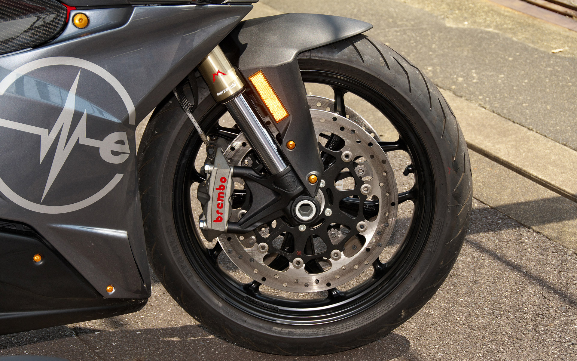 フロントブレーキローターは330mmの大きさ