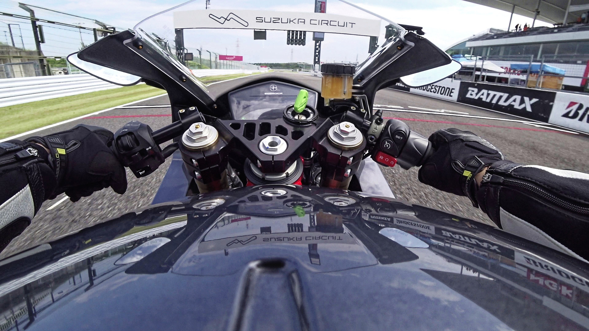 鈴鹿サーキット走行中のライダー視点（Ego+）