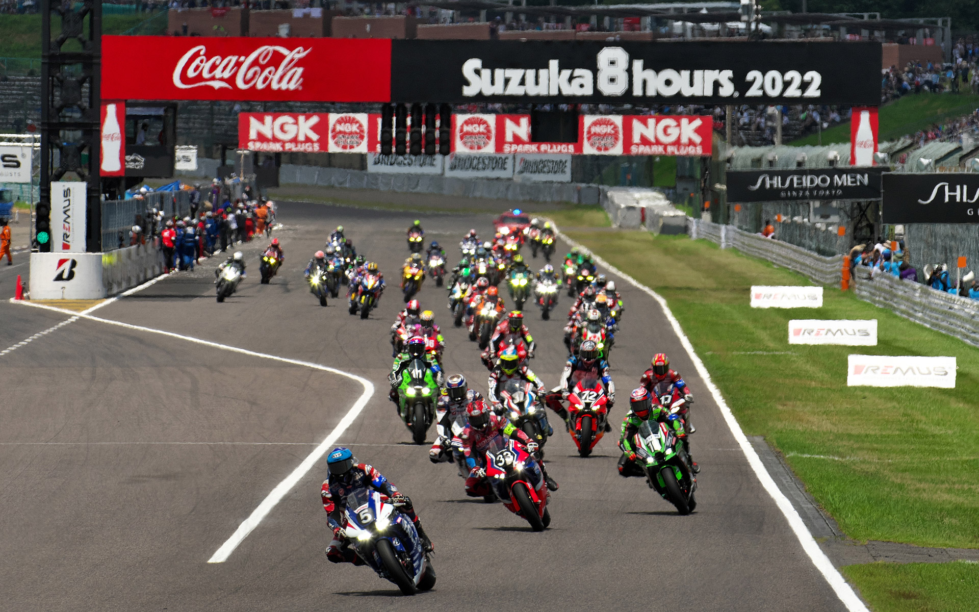 レーススタート直後、1コーナーに飛び込んでいくマシン