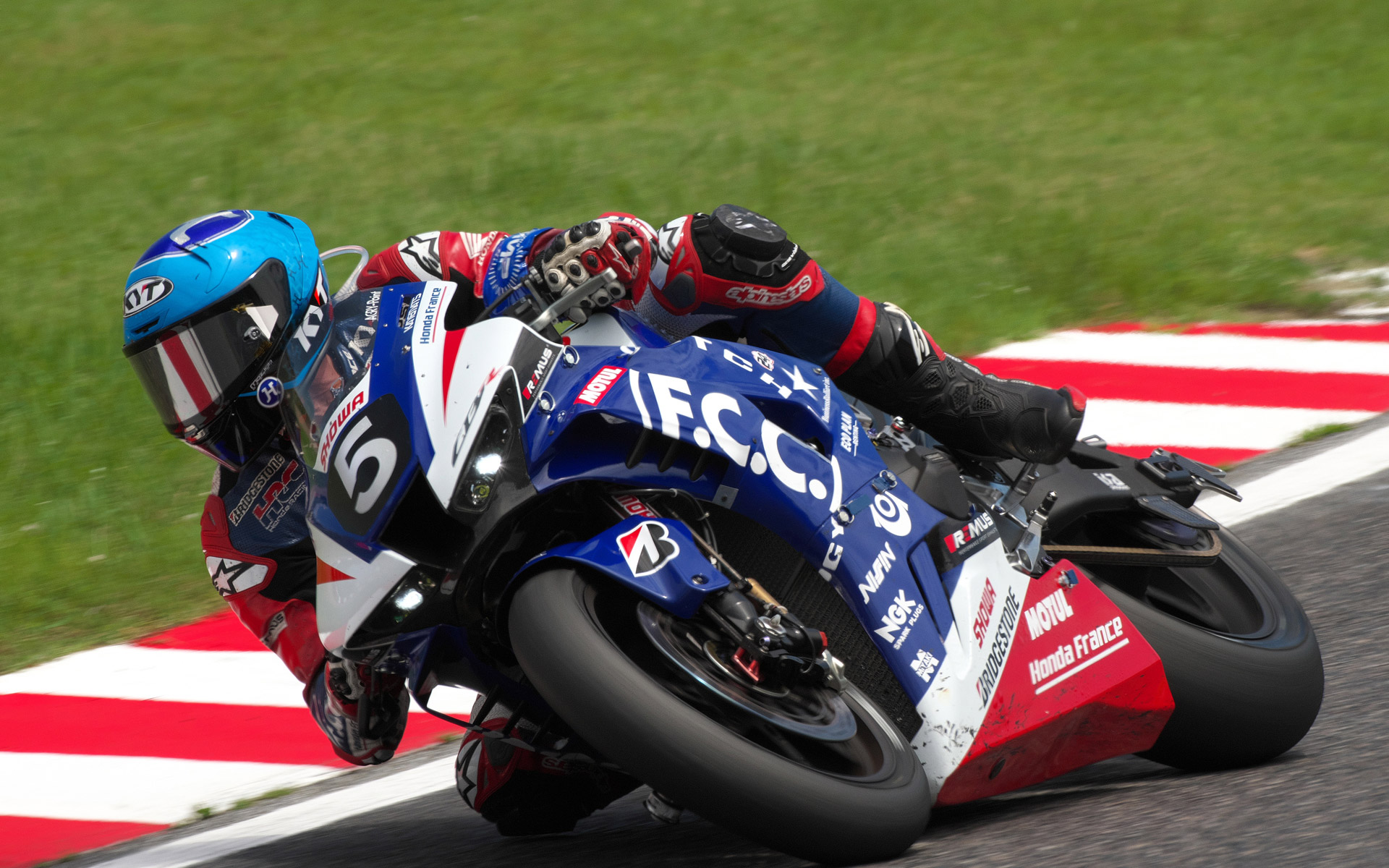 オープニングラップを制した5号車F.C.C. TSR Honda France