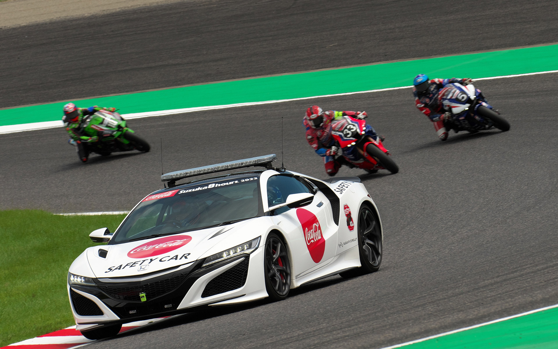 2周目に激しいクラッシュがあり、セーフティーカーが導入。17号車と73号車ともに自走不可能な大きな損傷を受けたが、その後修復に成功しレースに復帰する