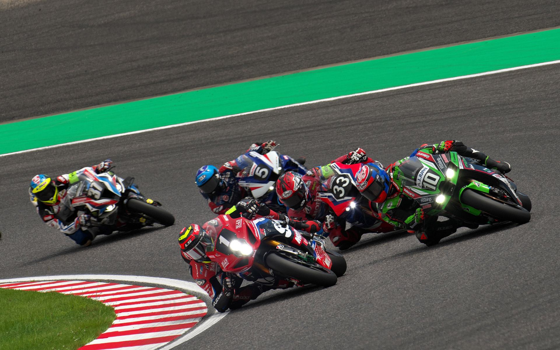 スタート直後の混戦