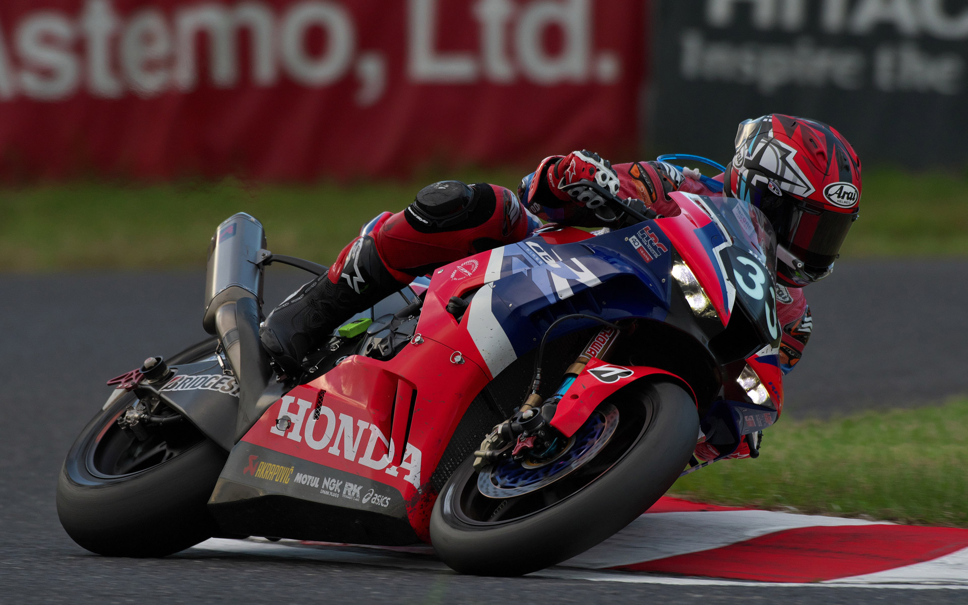 快調なペースでトップを走る33号車Team HRC