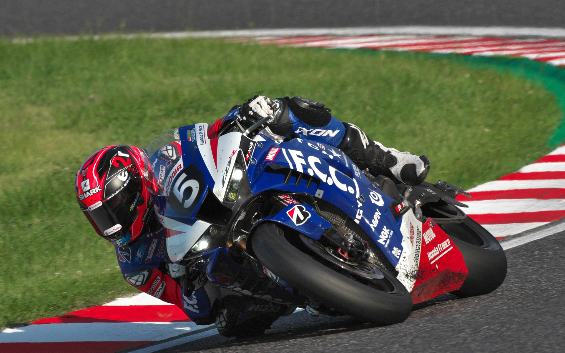 チャンピオンシップ2位の5号車F.C.C. TSR Honda Franceは序盤でマシントラブル