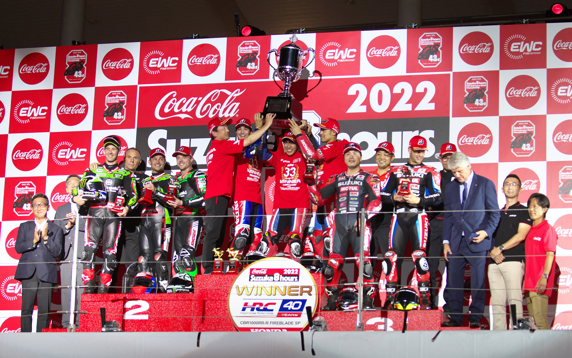 表彰式で優勝トロフィーを掲げる33号車Team HRC