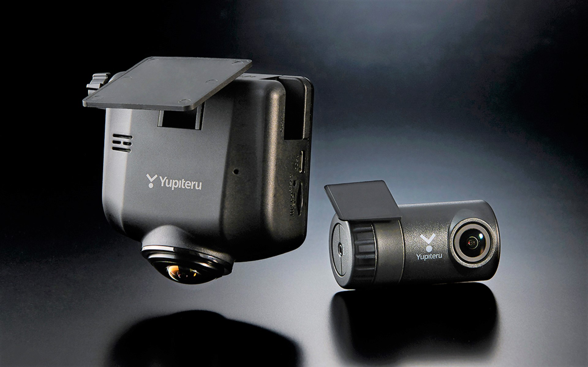 ユピテルが水平360度フロントカメラとリアカメラで車室内外を記録するドライブレコーダー「ZQ-40si」を発売した